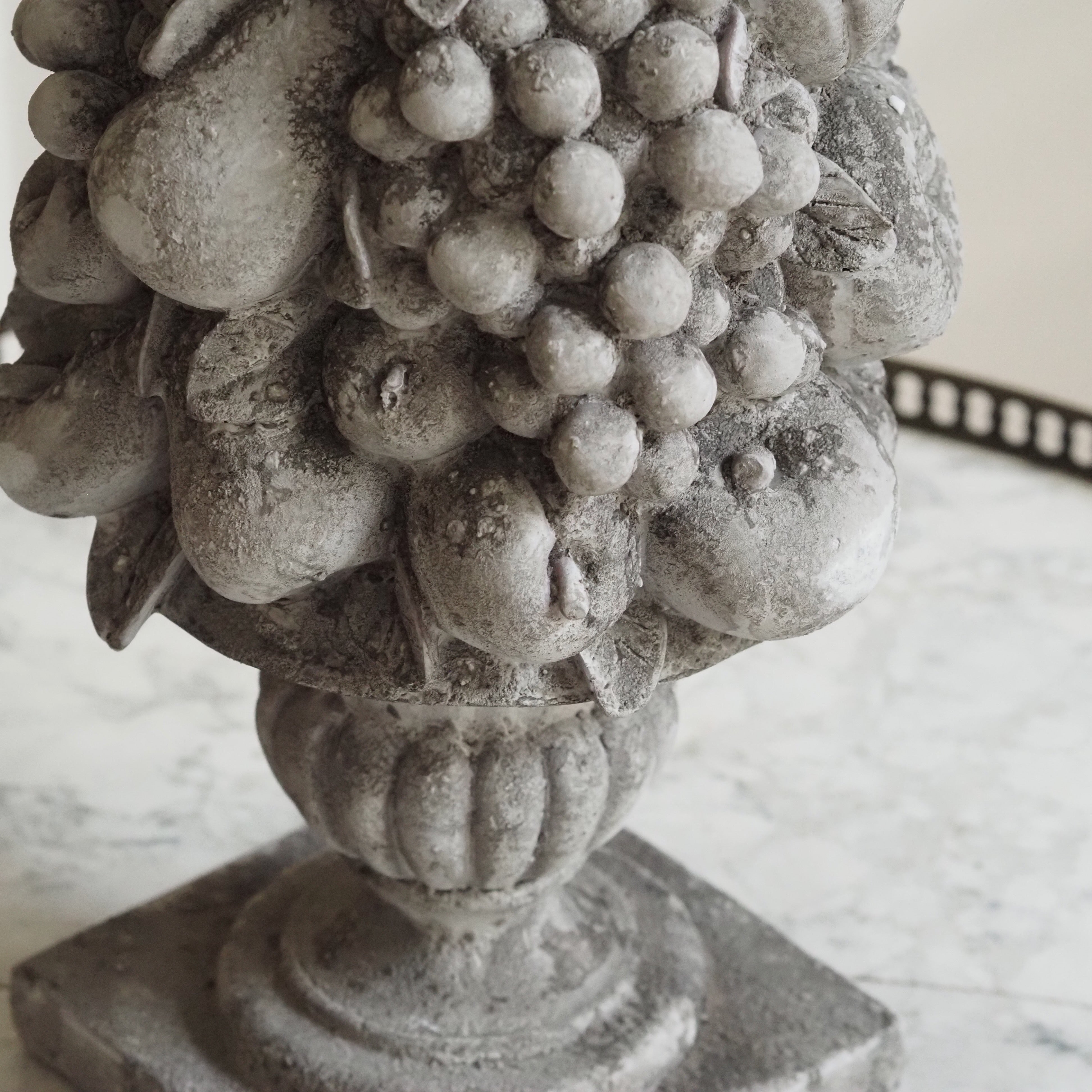 Obstpyramide Steinoptik · Barocke Gartenskulptur auf Sockelvase