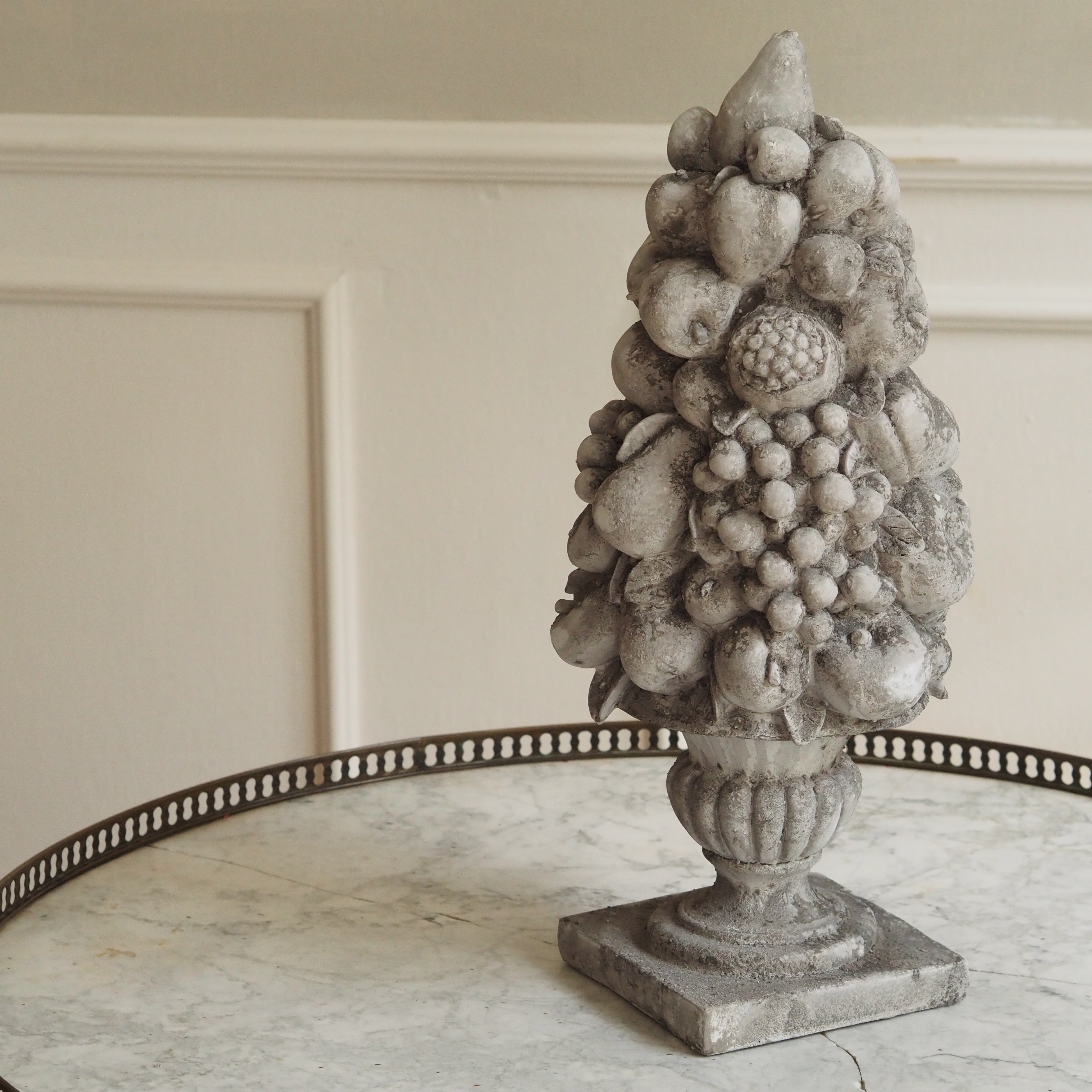 Obstpyramide Steinoptik · Barocke Gartenskulptur auf Sockelvase