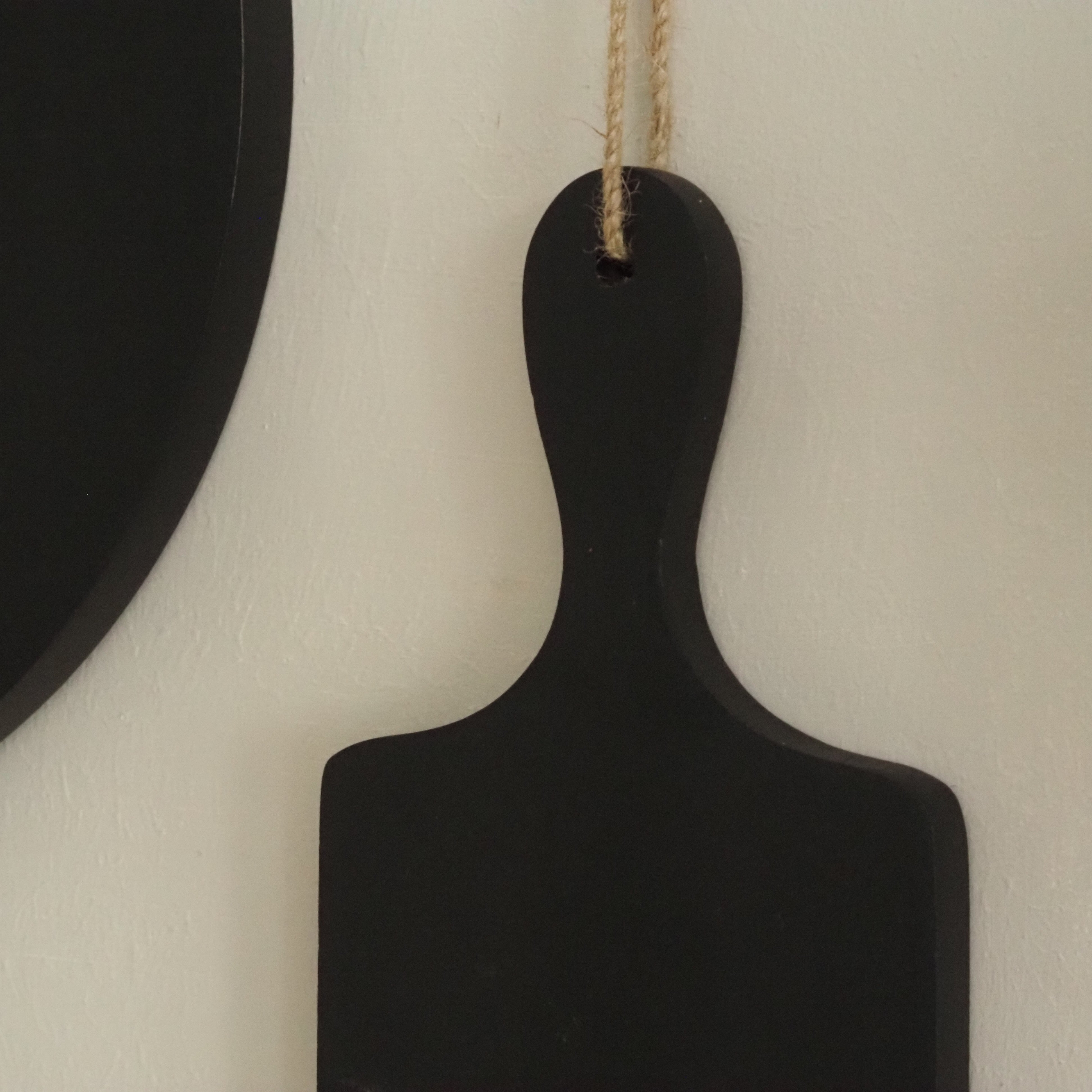 Schwarze Holzbretter 2er Set · Rundes + Paddelbrett Landhausstil