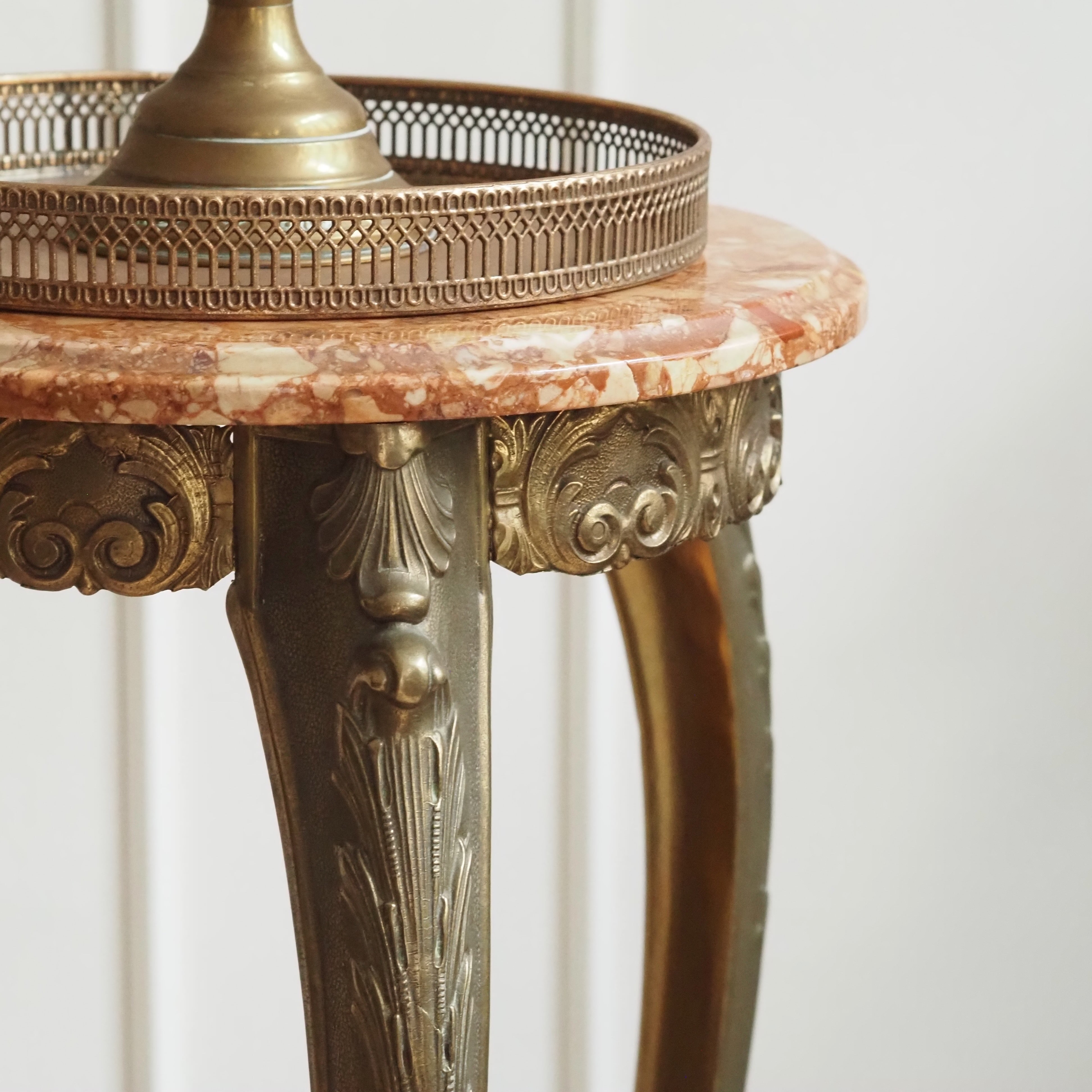Gueridon Beistelltisch Louis-XV-Stil Messing Marmor