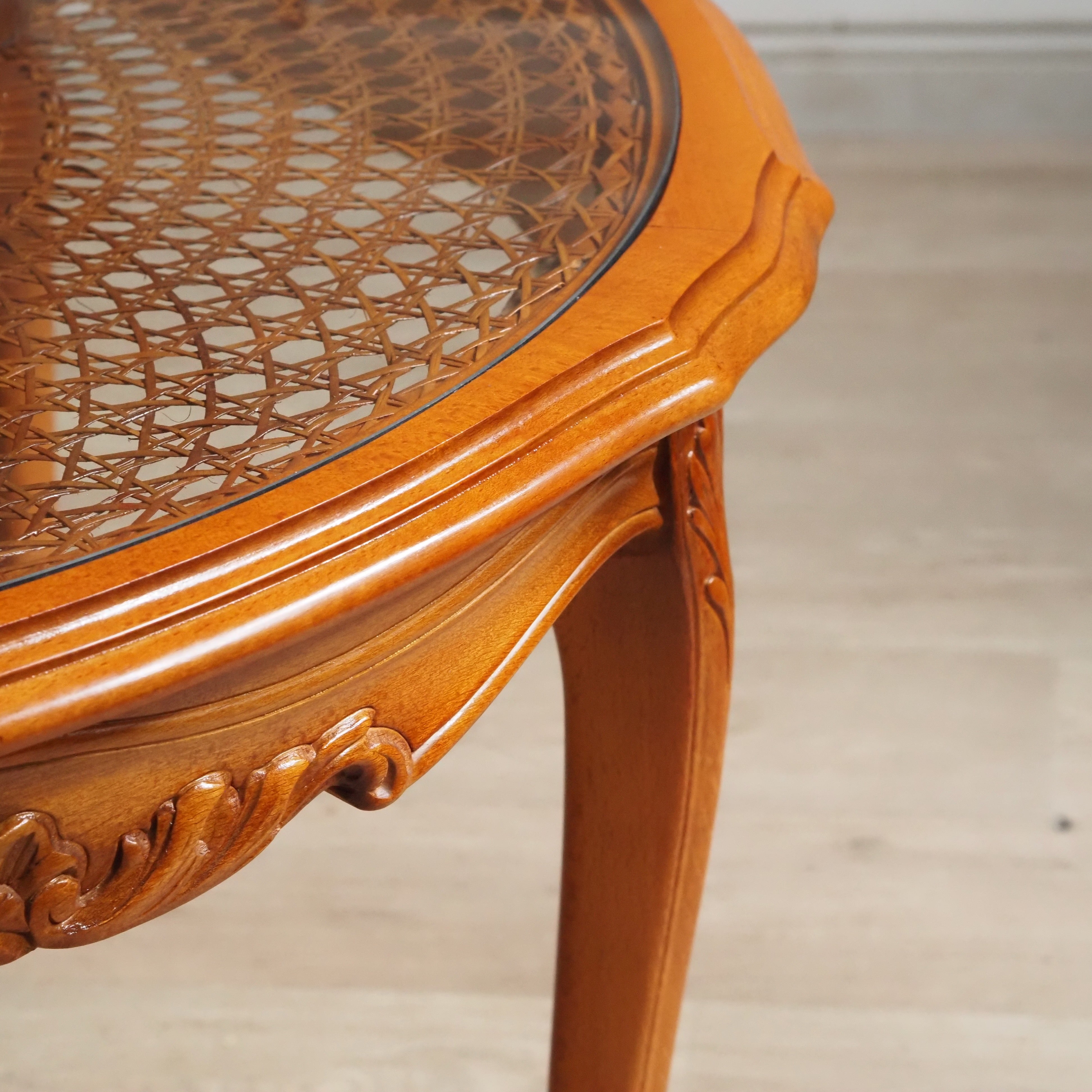Runder Couchtisch Louis Philippe mit Rohrgeflecht und Glasplatte