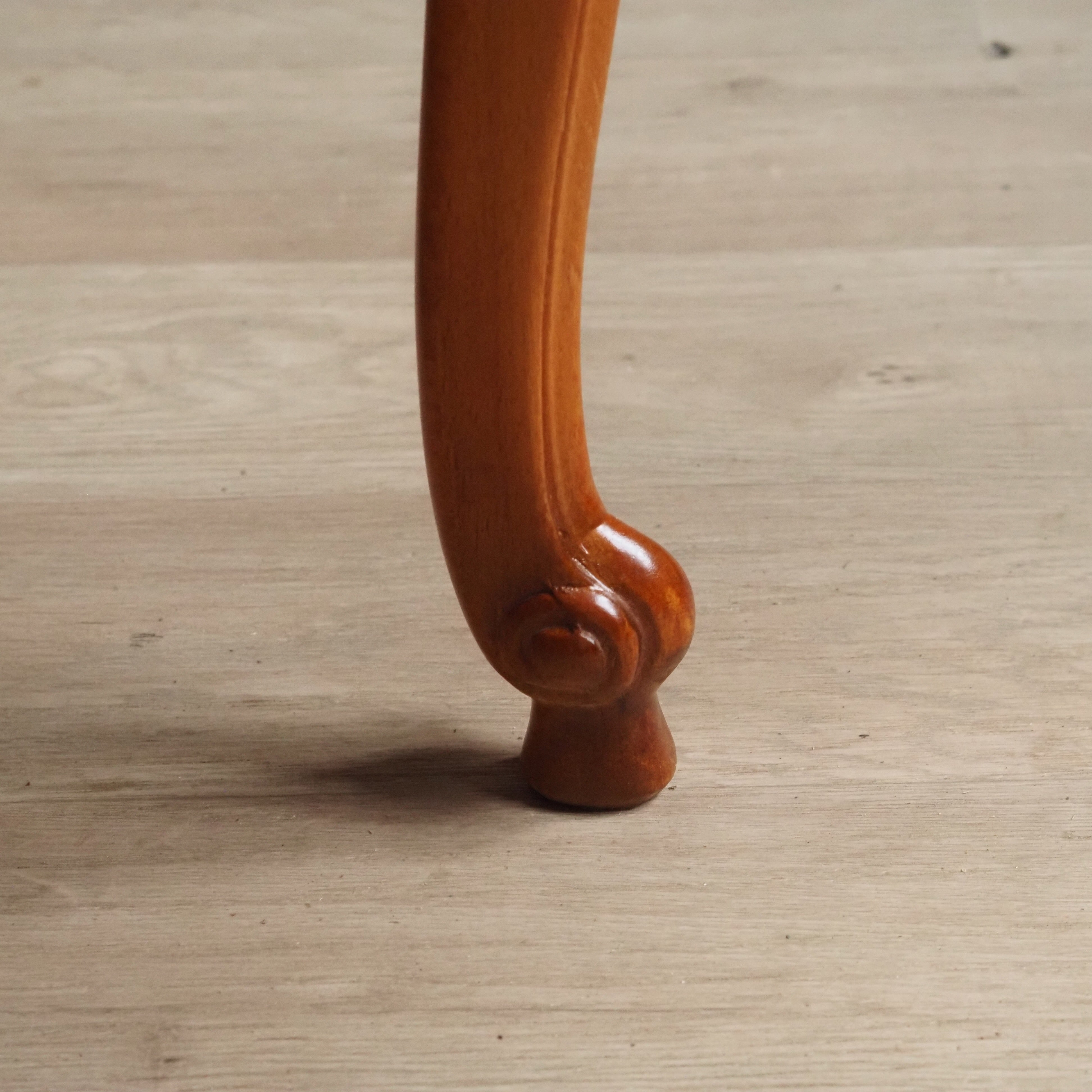 Runder Couchtisch Louis Philippe mit Rohrgeflecht und Glasplatte