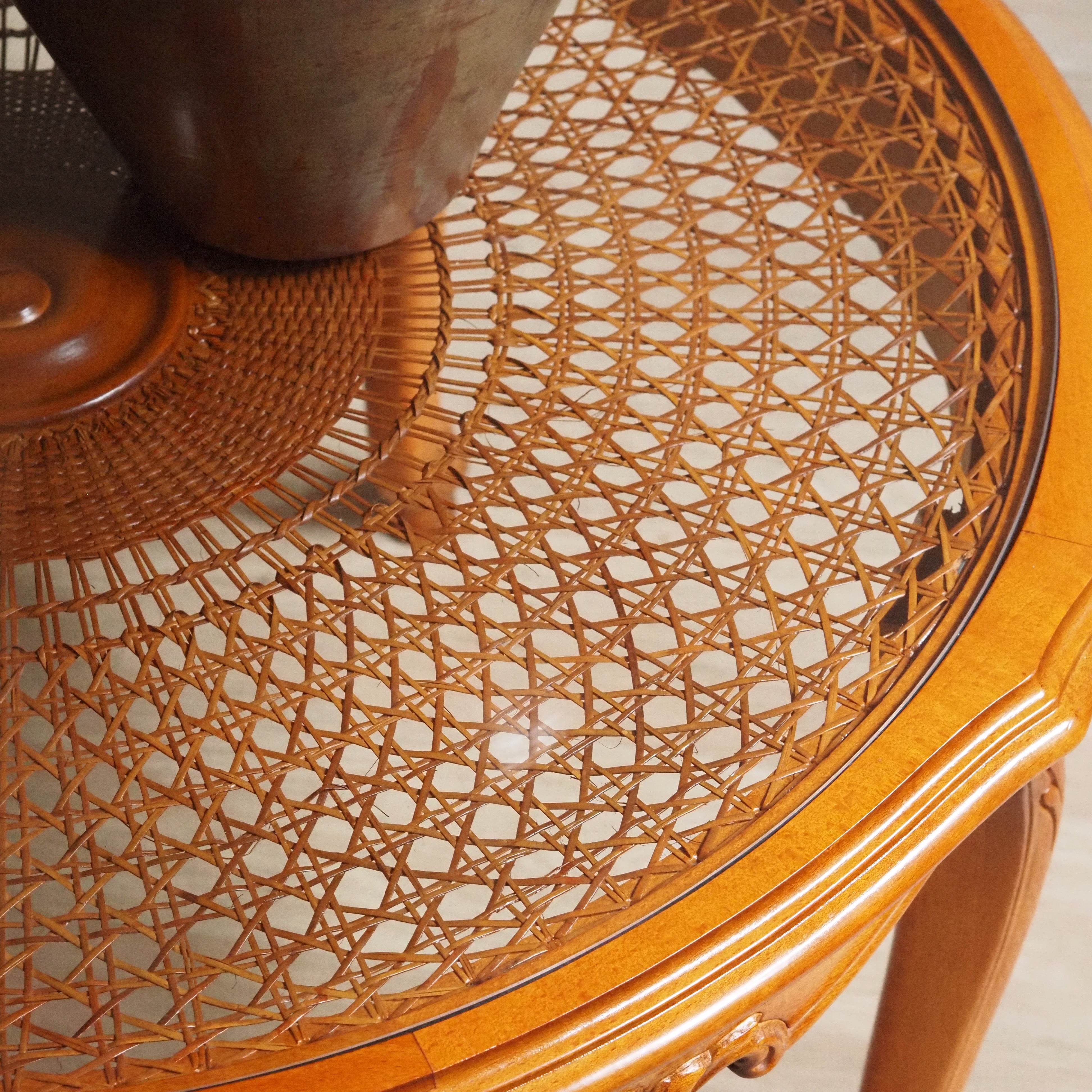 Runder Couchtisch Louis Philippe mit Rohrgeflecht und Glasplatte