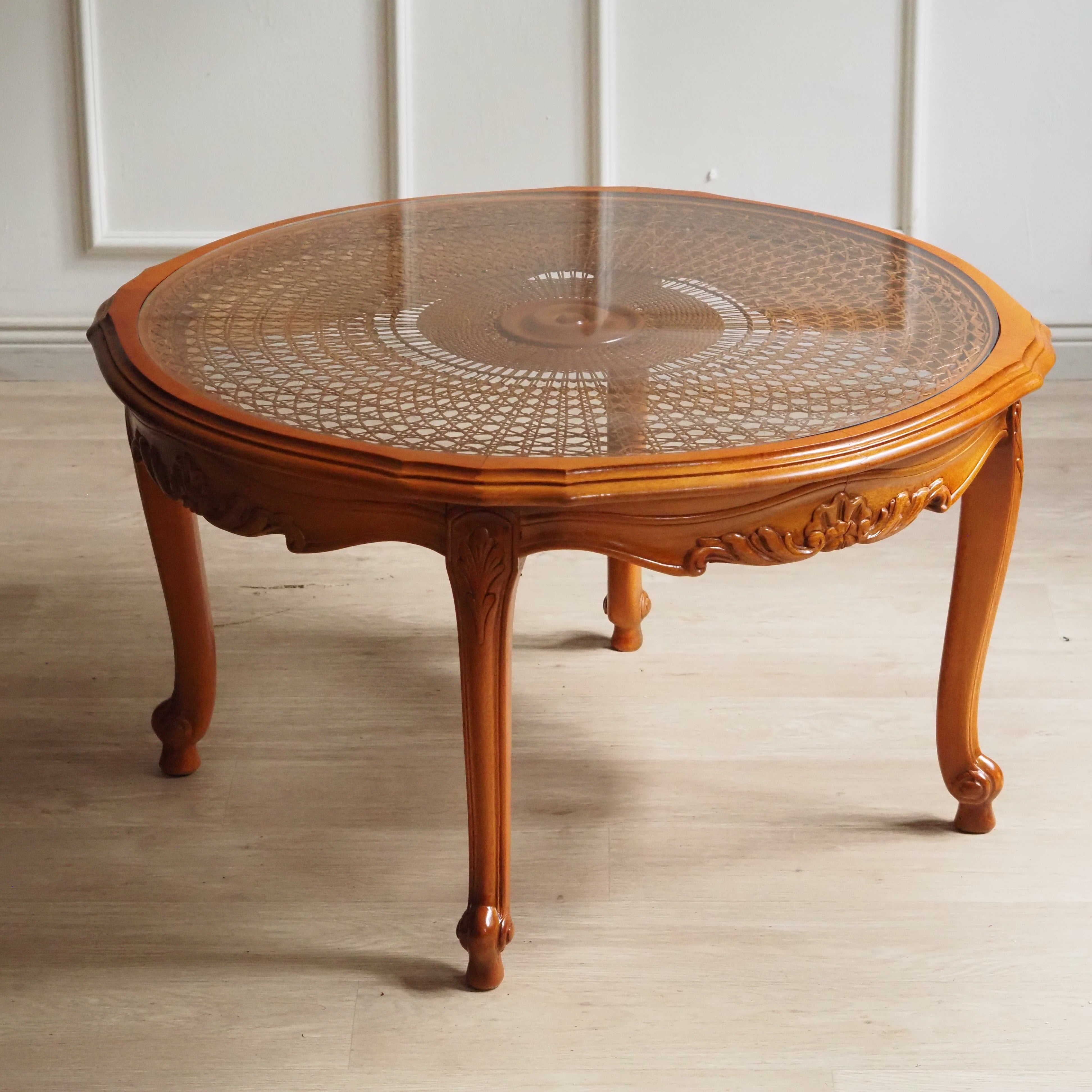 Runder Couchtisch Louis Philippe mit Rohrgeflecht und Glasplatte