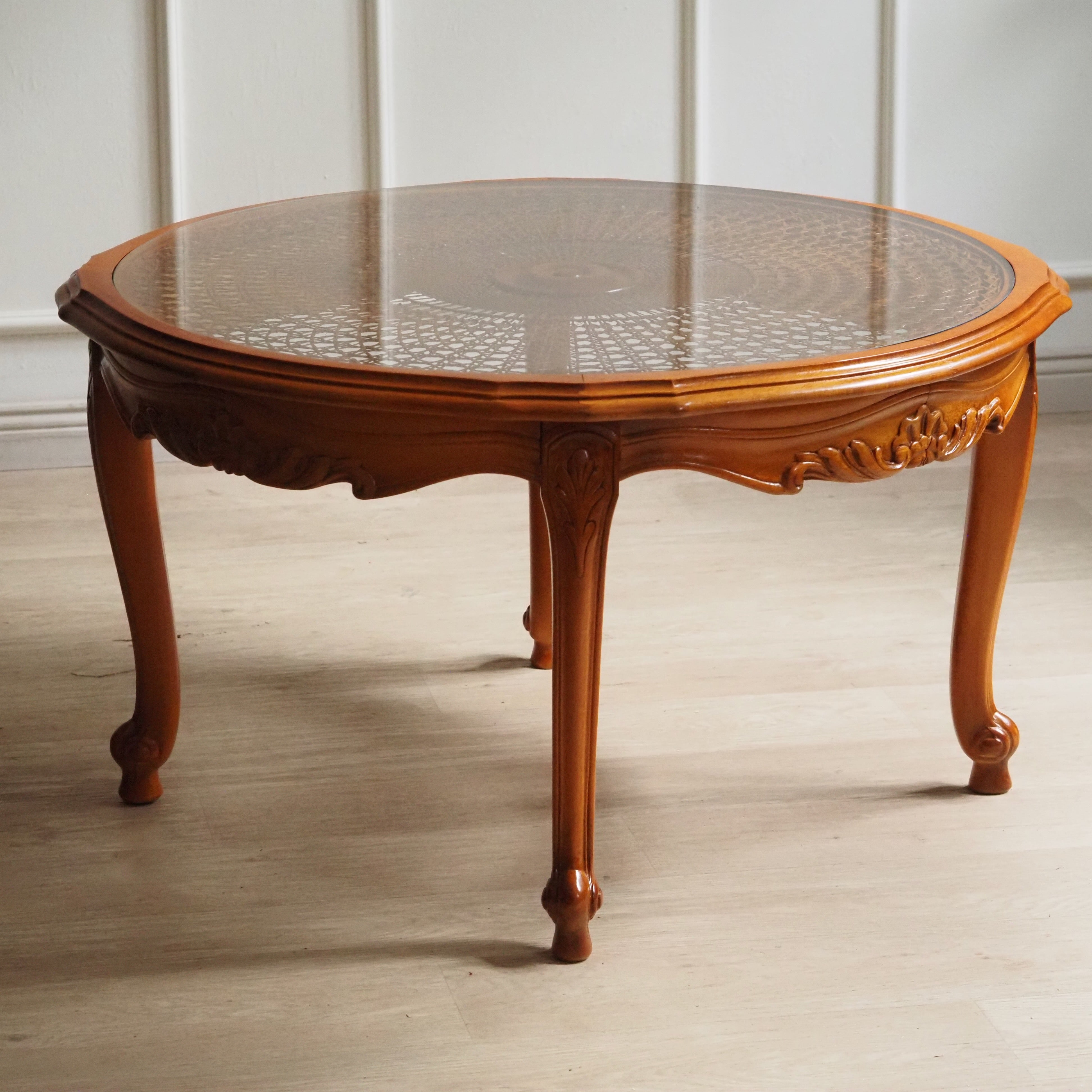 Runder Couchtisch Louis Philippe mit Rohrgeflecht und Glasplatte