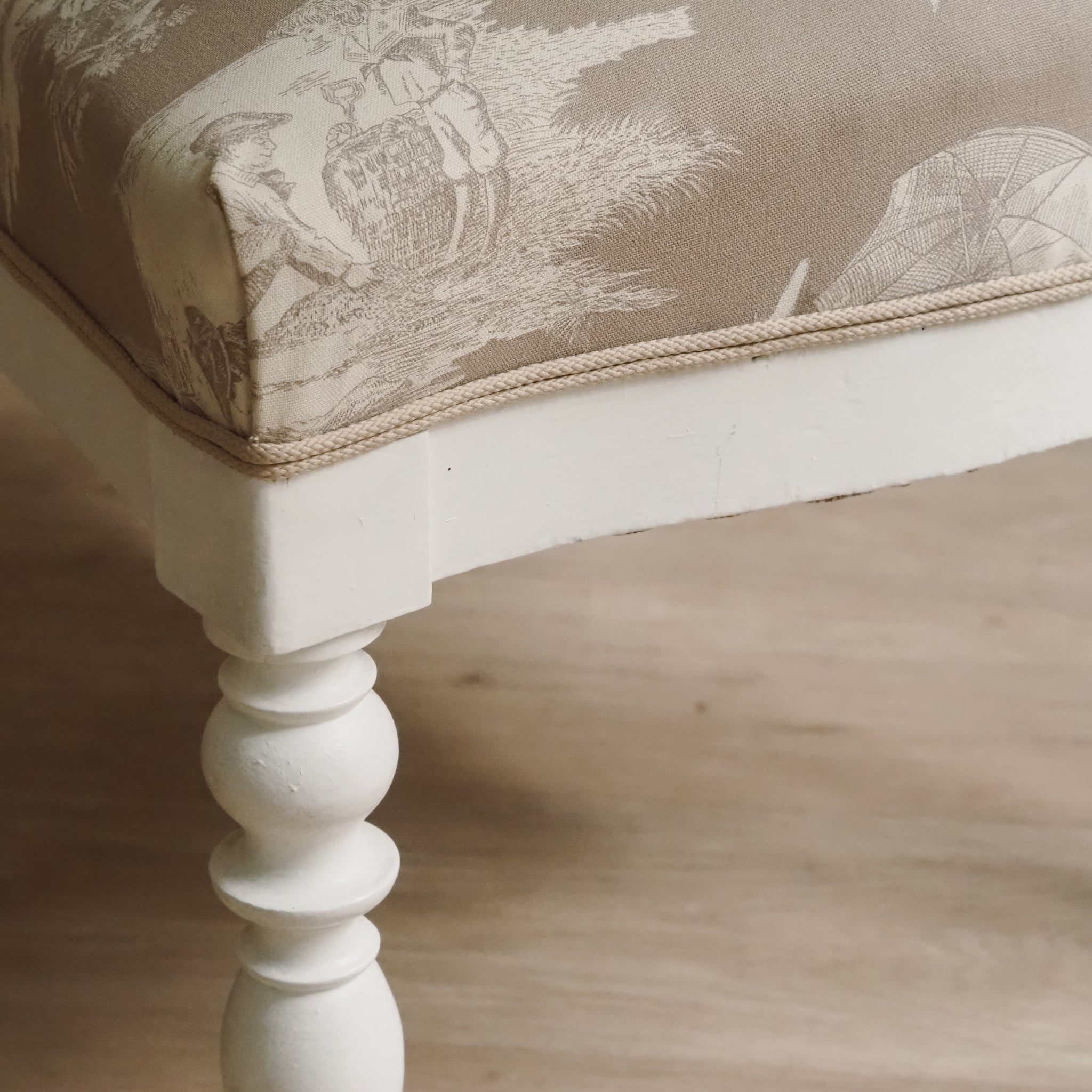 Niedriger Gründerzeit Stuhl mit gedrechselter Rückenlehne - Antik shabby Stil