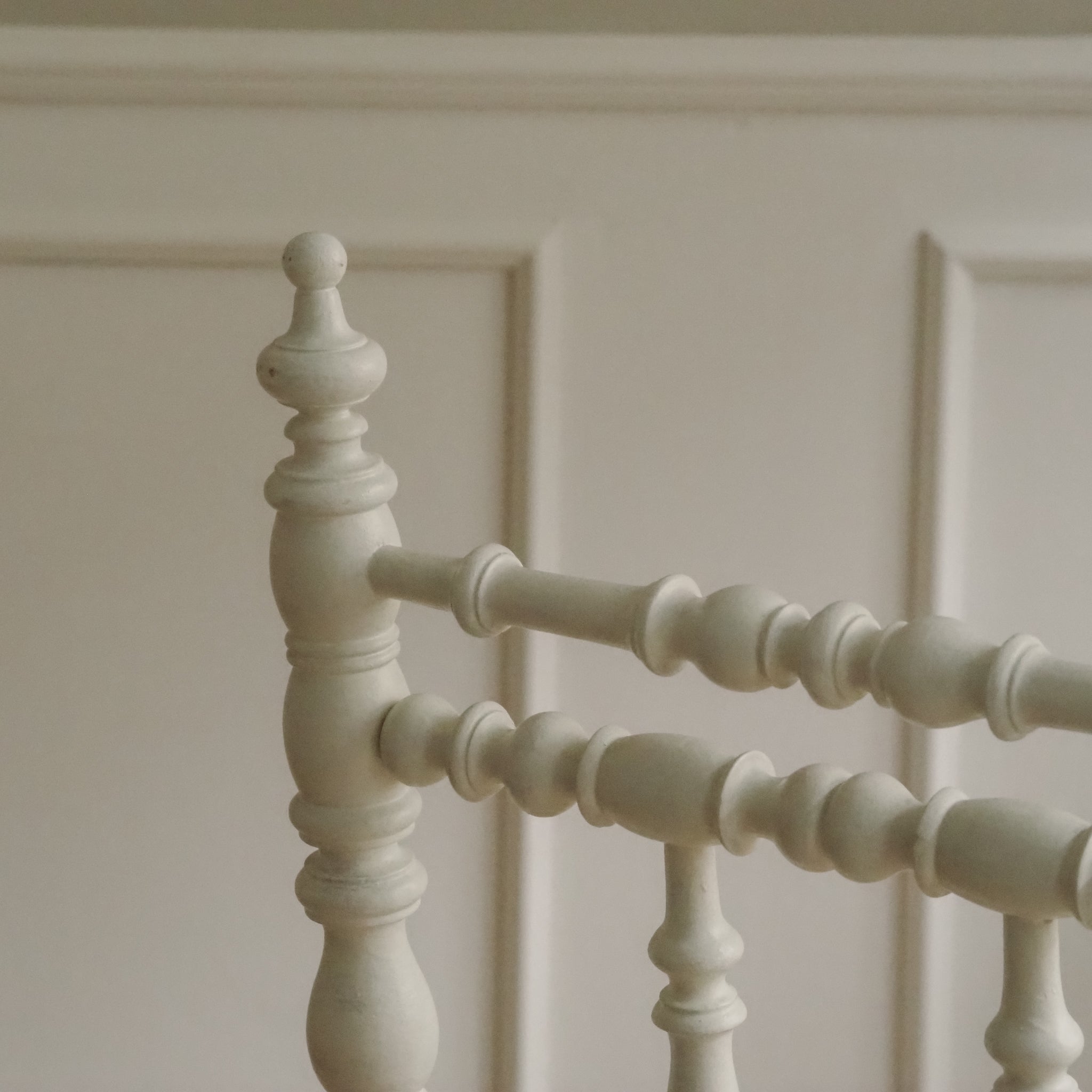 Niedriger Gründerzeit Stuhl mit gedrechselter Rückenlehne - Antik shabby Stil
