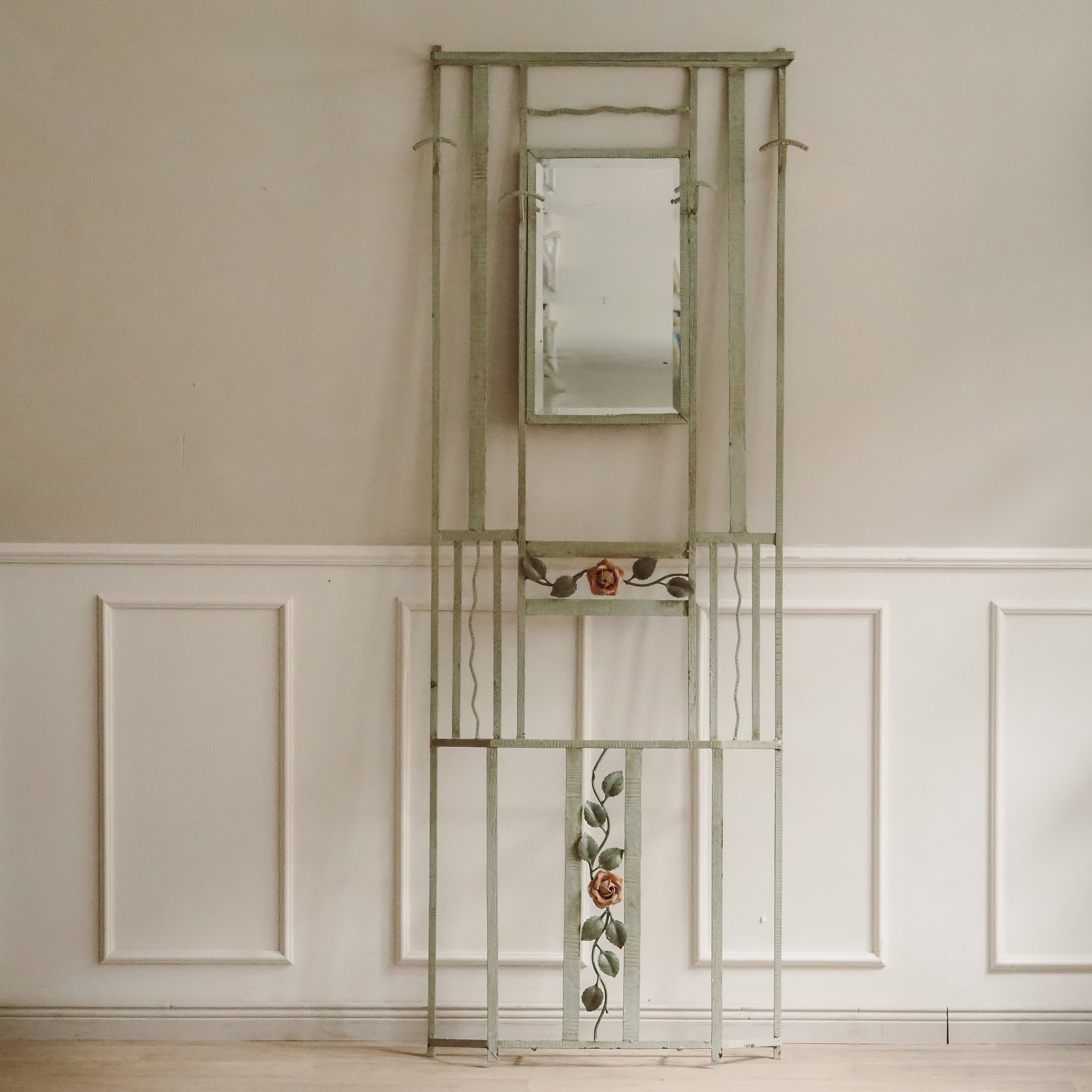 Art-Déco Wandgarderobe mit Spiegel, um 1920