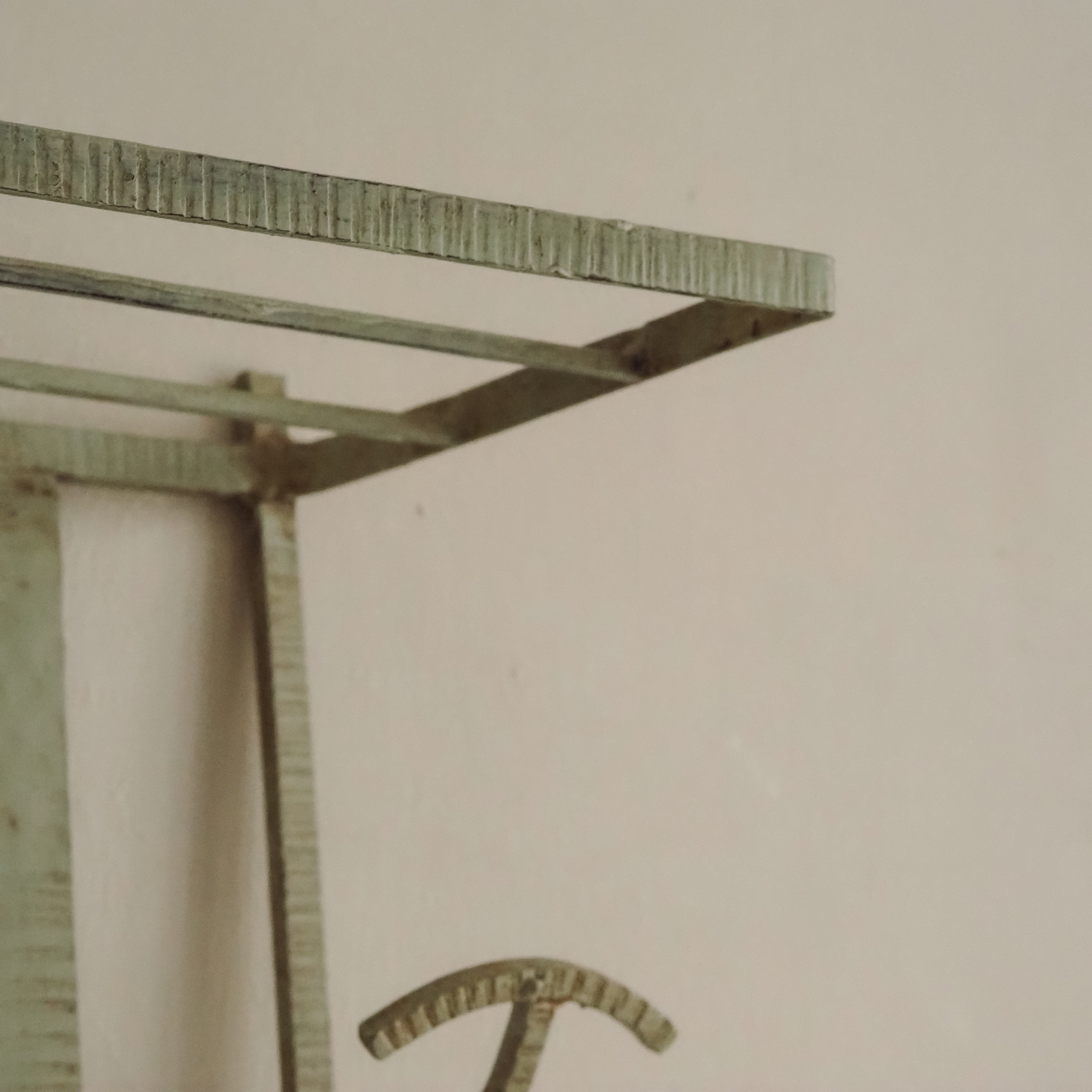 Art-Déco Wandgarderobe mit Spiegel, um 1920
