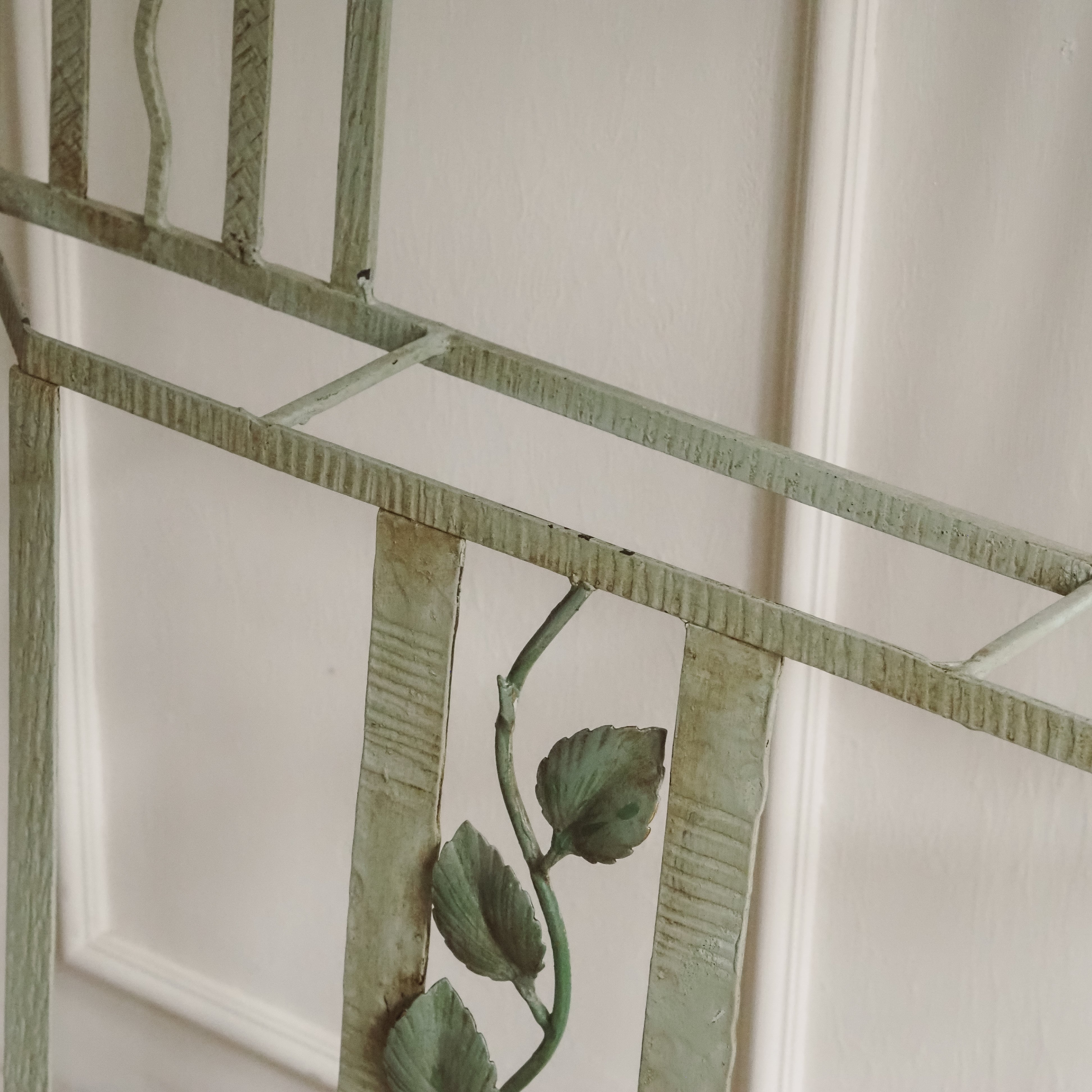 Art-Déco Wandgarderobe mit Spiegel, um 1920