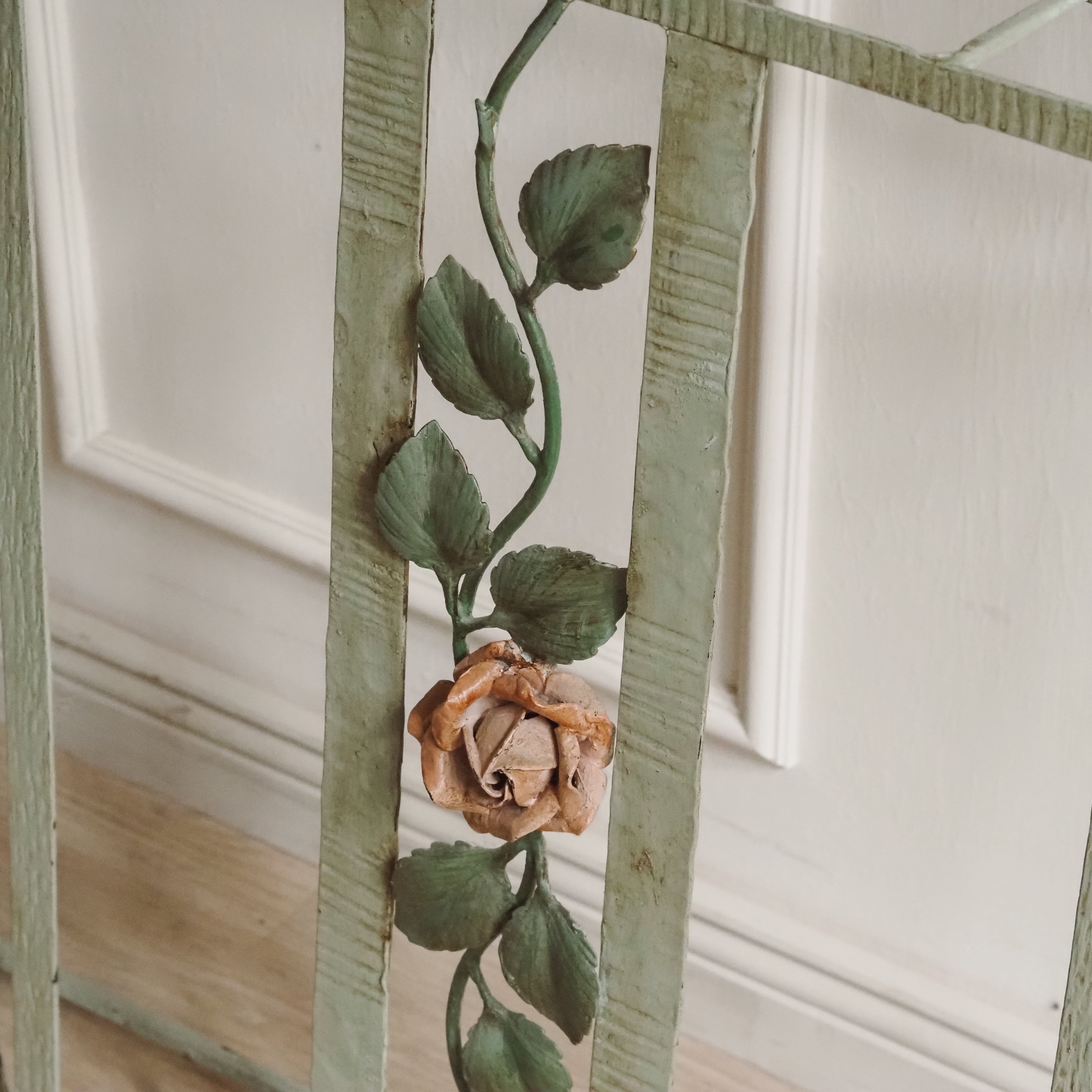 Art-Déco Wandgarderobe mit Spiegel, um 1920