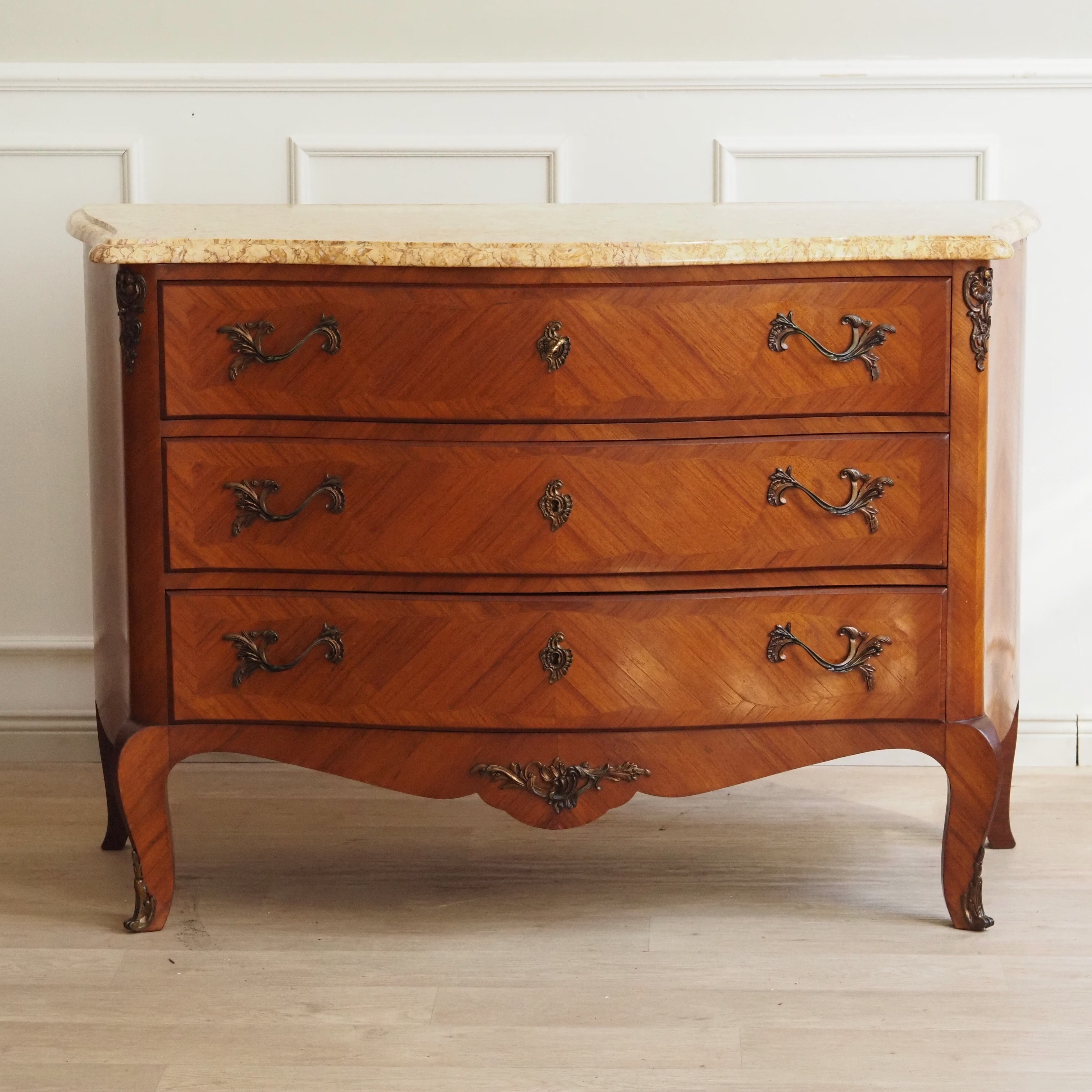 Kommode Louis-XV-Stil Rosenholz Bombierte Form