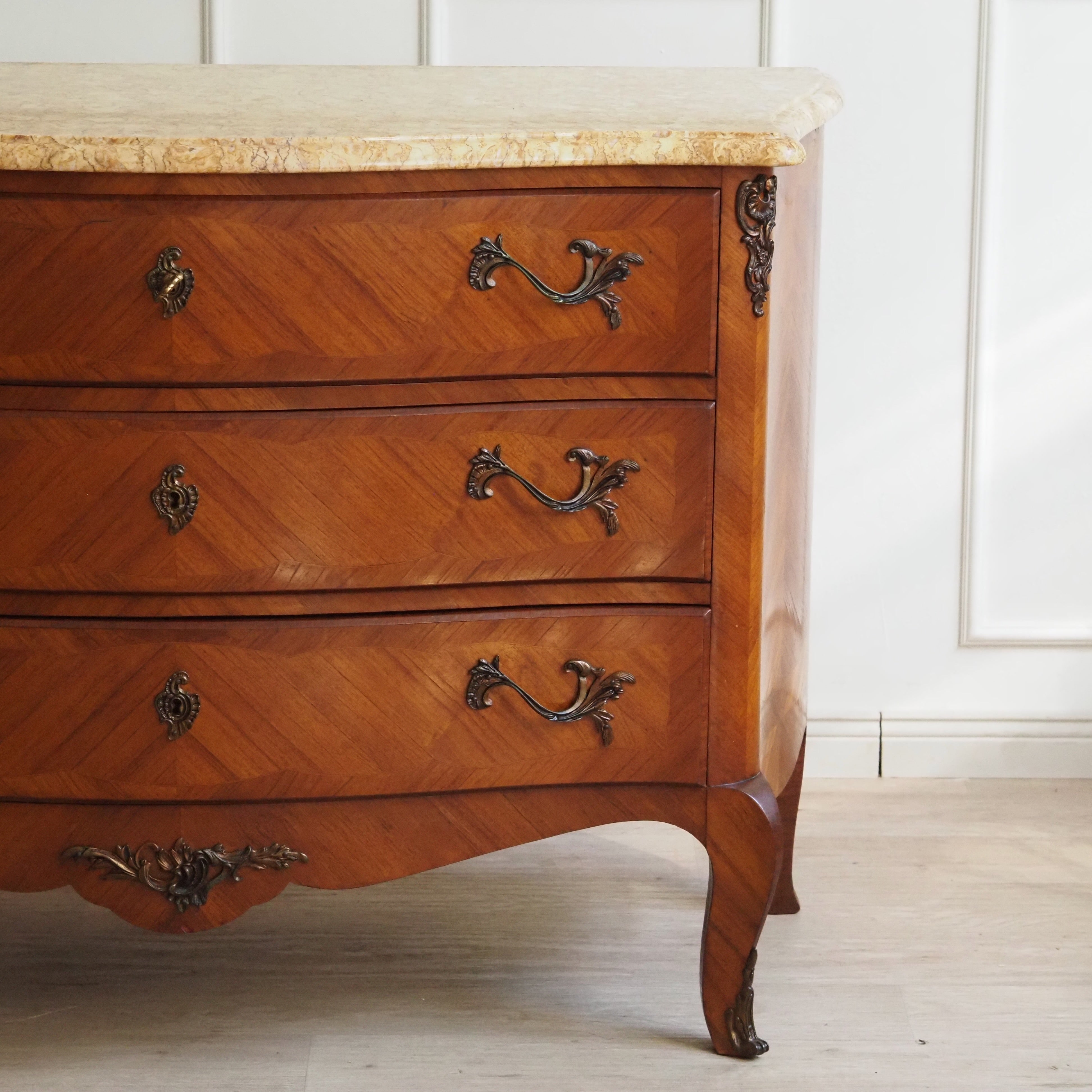 Kommode Louis-XV-Stil Rosenholz Bombierte Form