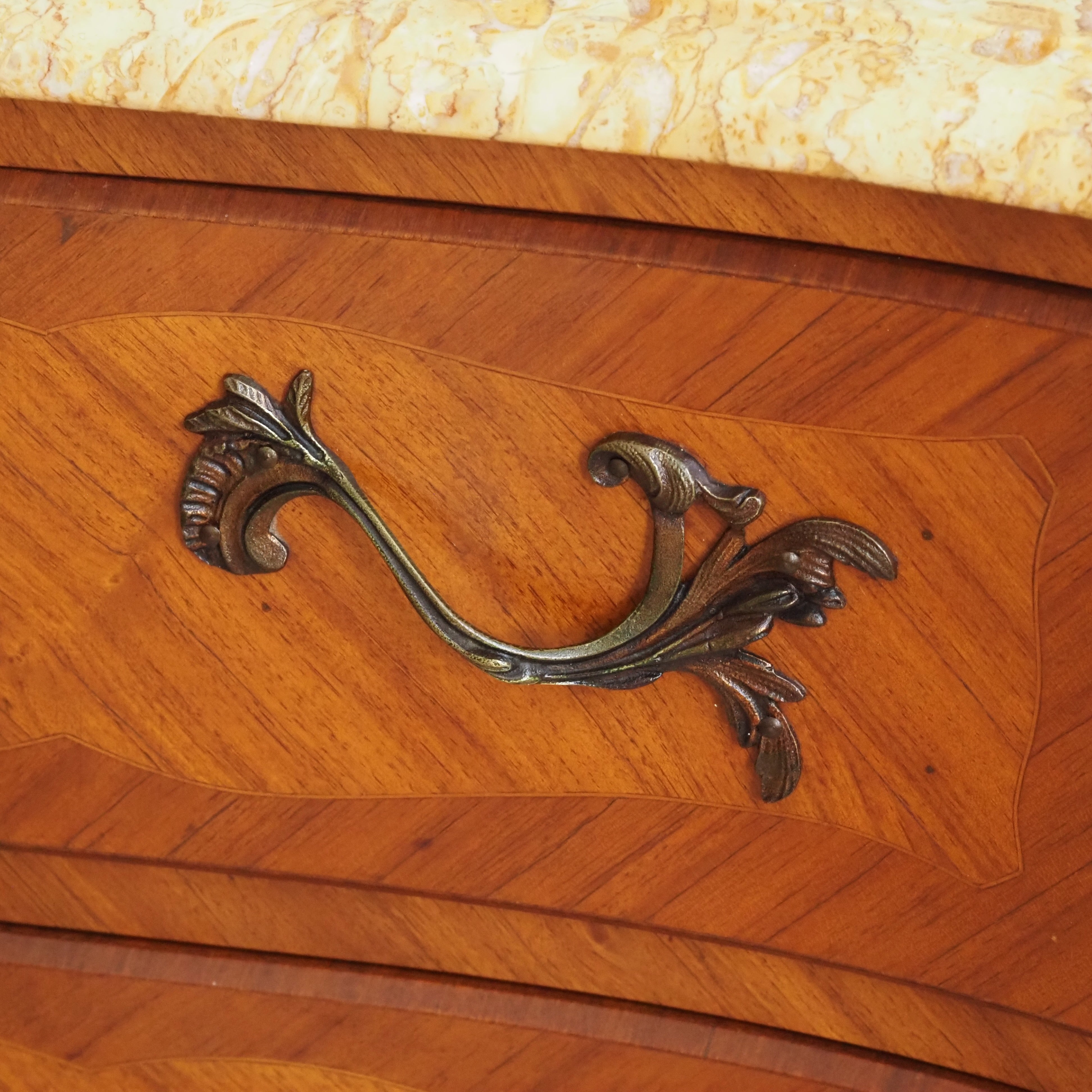 Kommode Louis-XV-Stil Rosenholz Bombierte Form