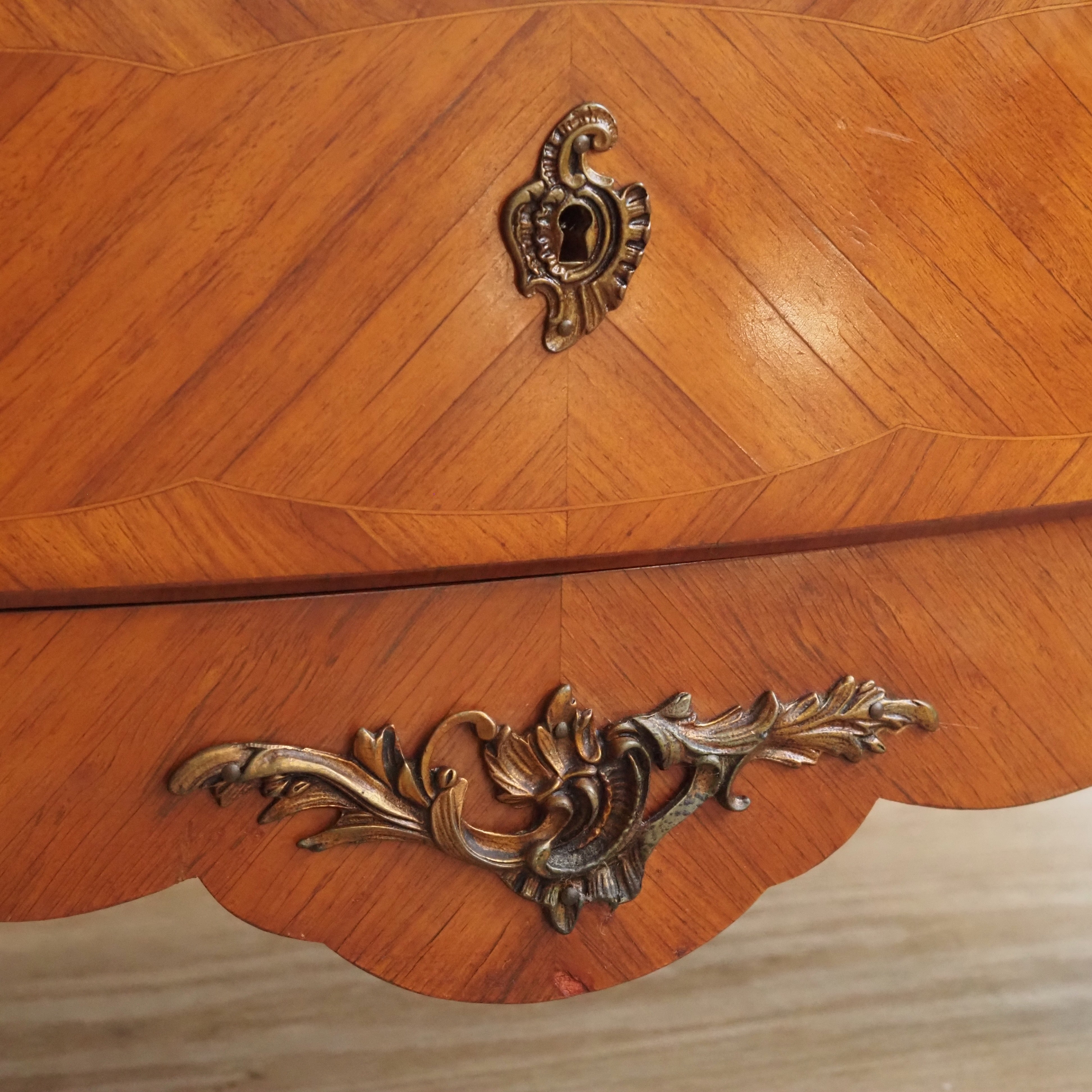 Kommode Louis-XV-Stil Rosenholz Bombierte Form