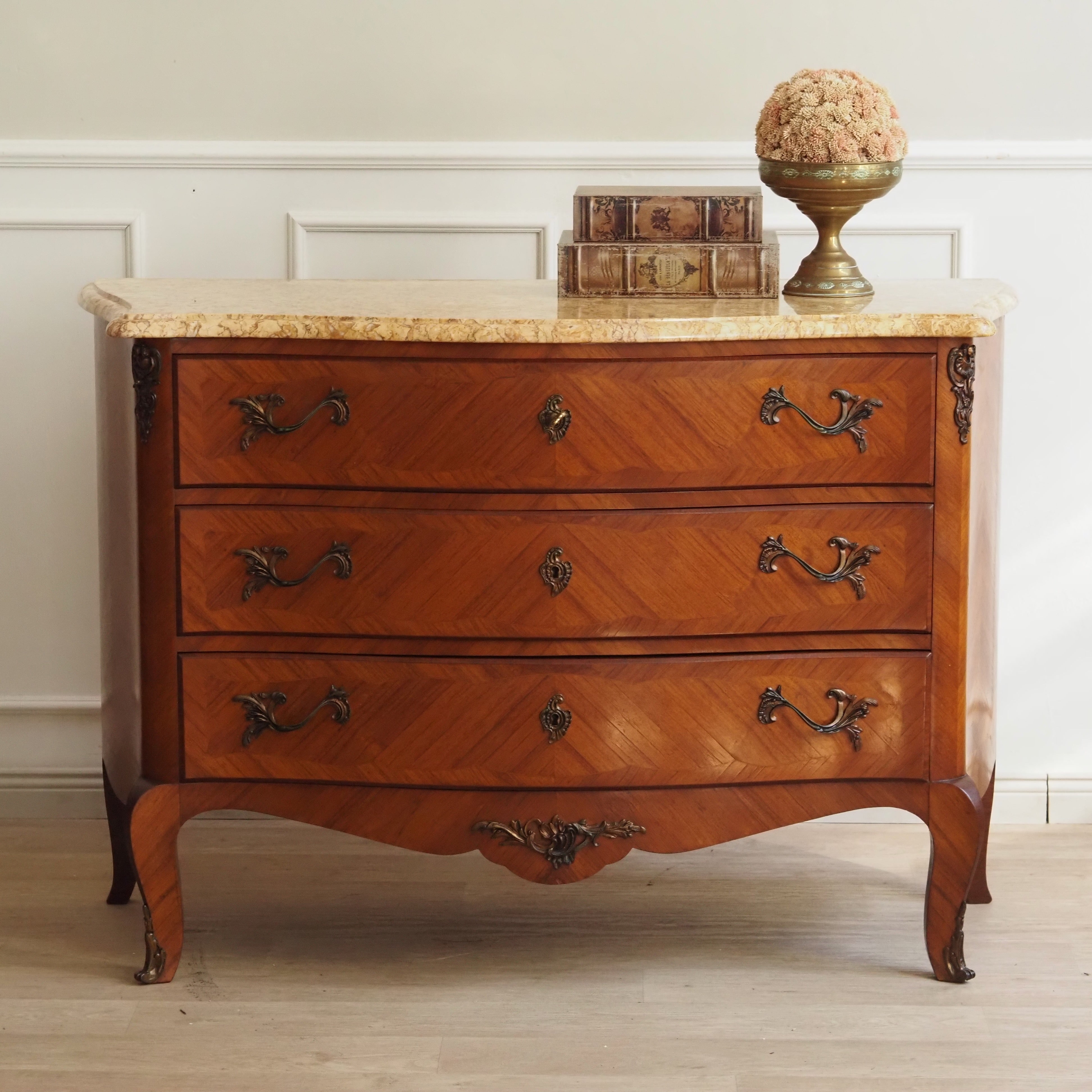 Kommode Louis-XV-Stil Rosenholz Bombierte Form