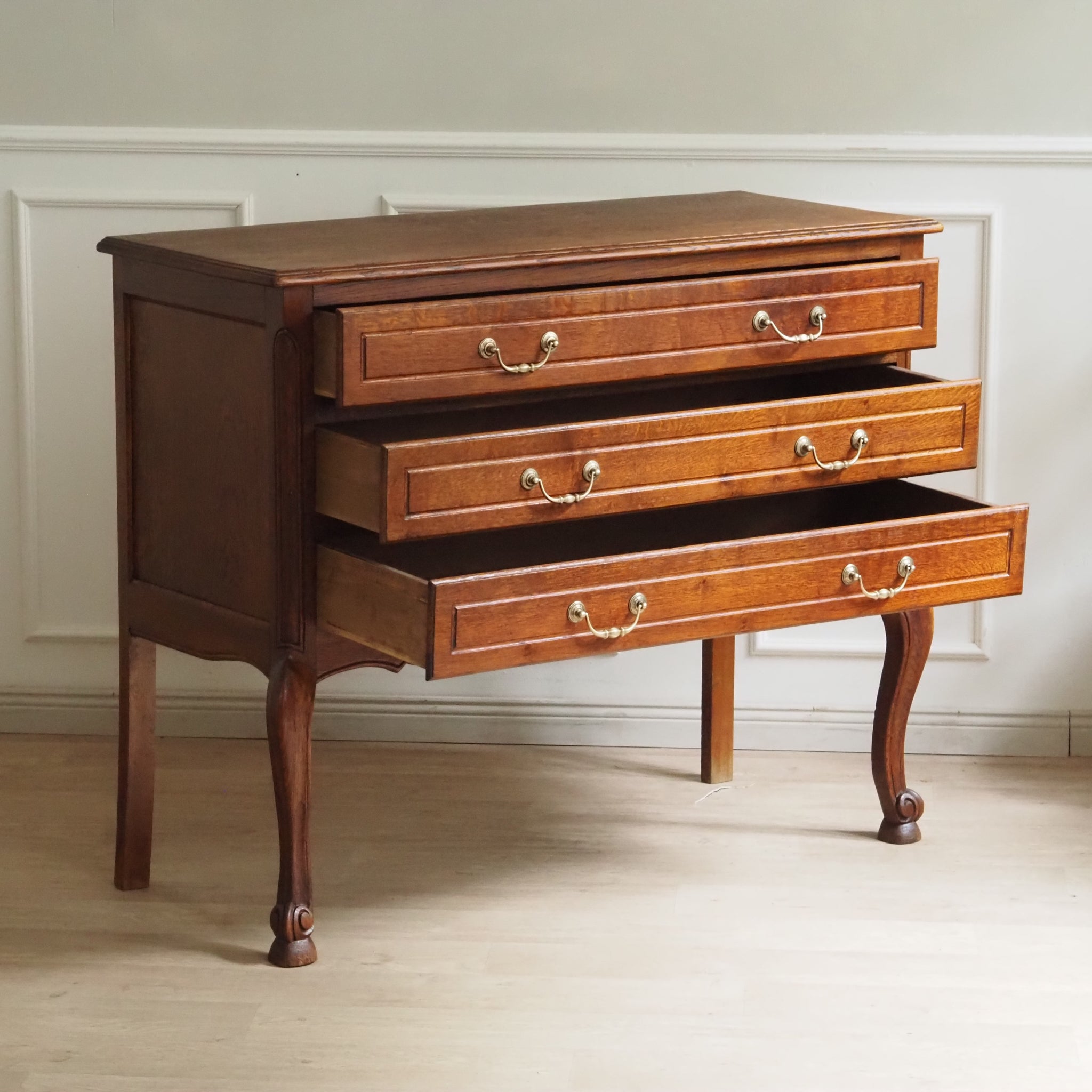 Französische Schubladenkommode im Louis XV Stil - Antike kleine Kommode