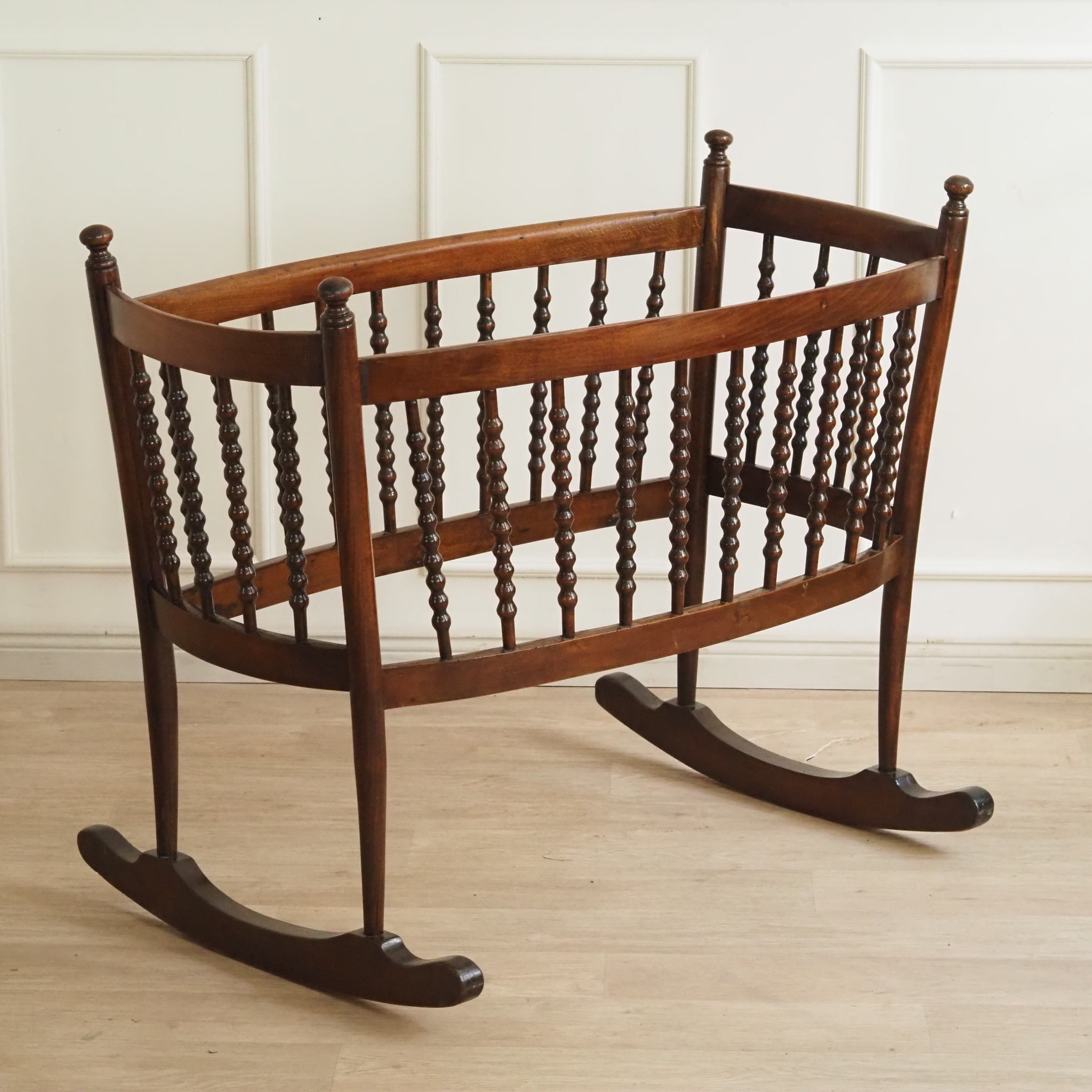Historische Wiege aus Eichenholz mit gedrechselten Sprossen - Babybett
