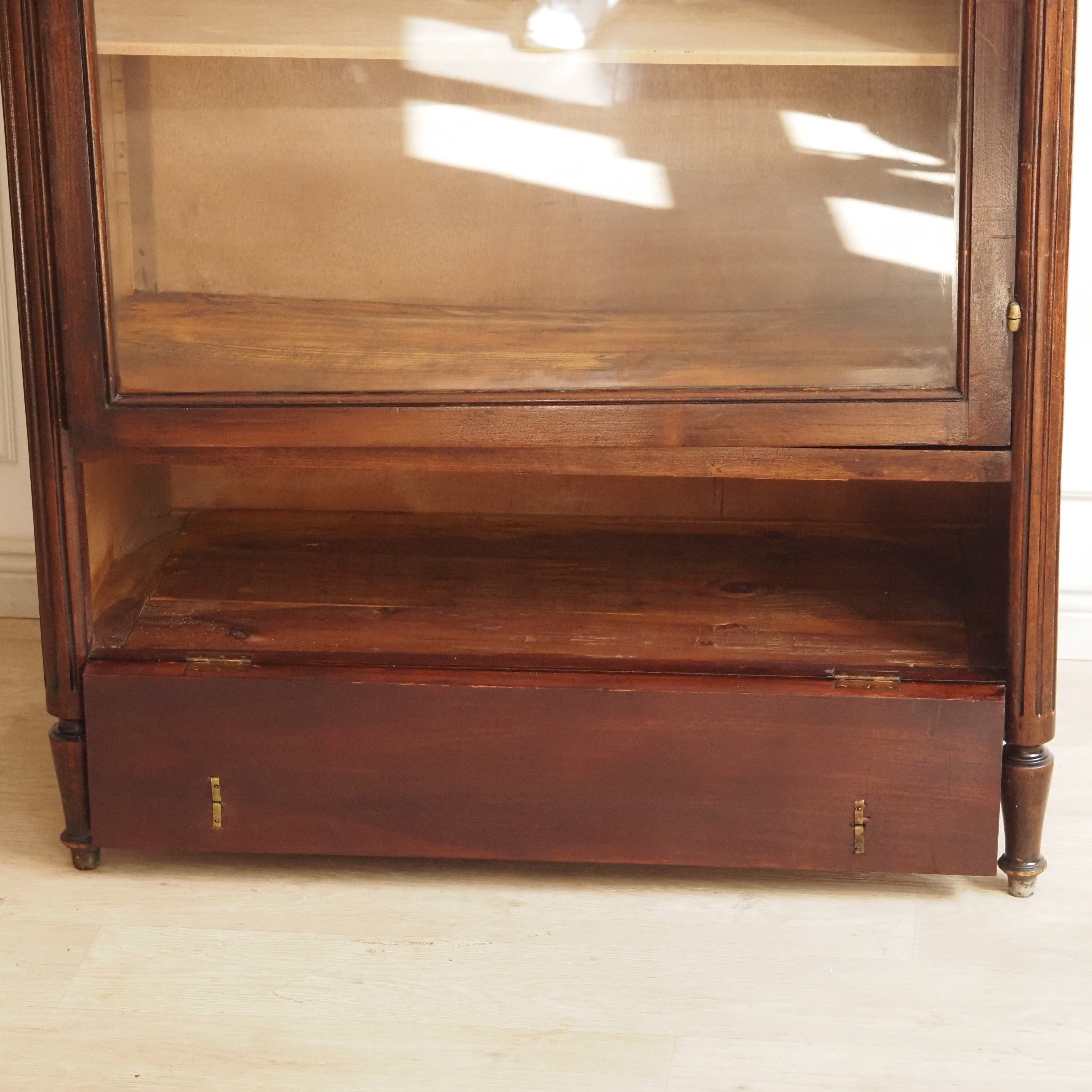 Vitrine Louis-XVI-Stil Marmorplatte um 1900