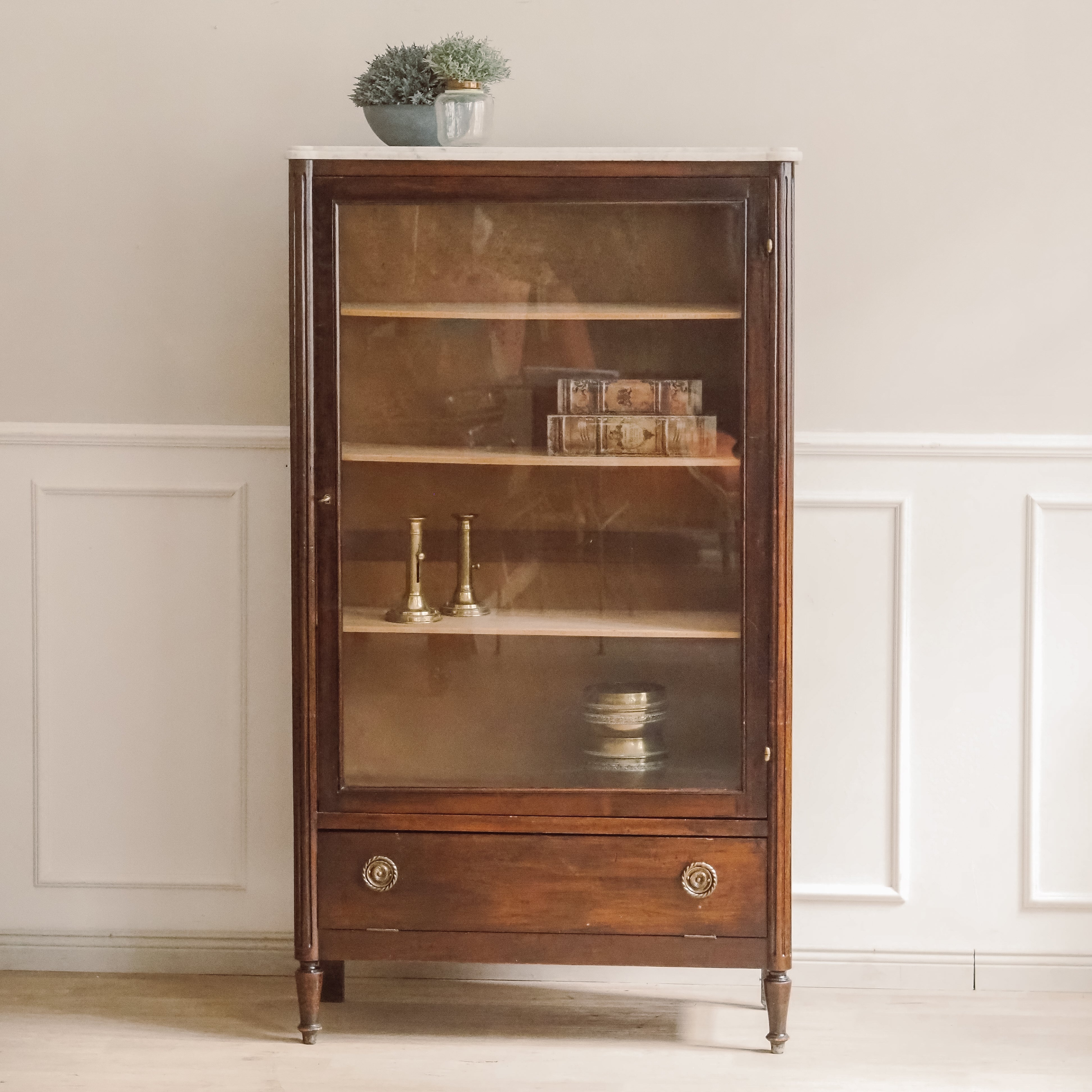 Vitrine Louis-XVI-Stil Marmorplatte um 1900