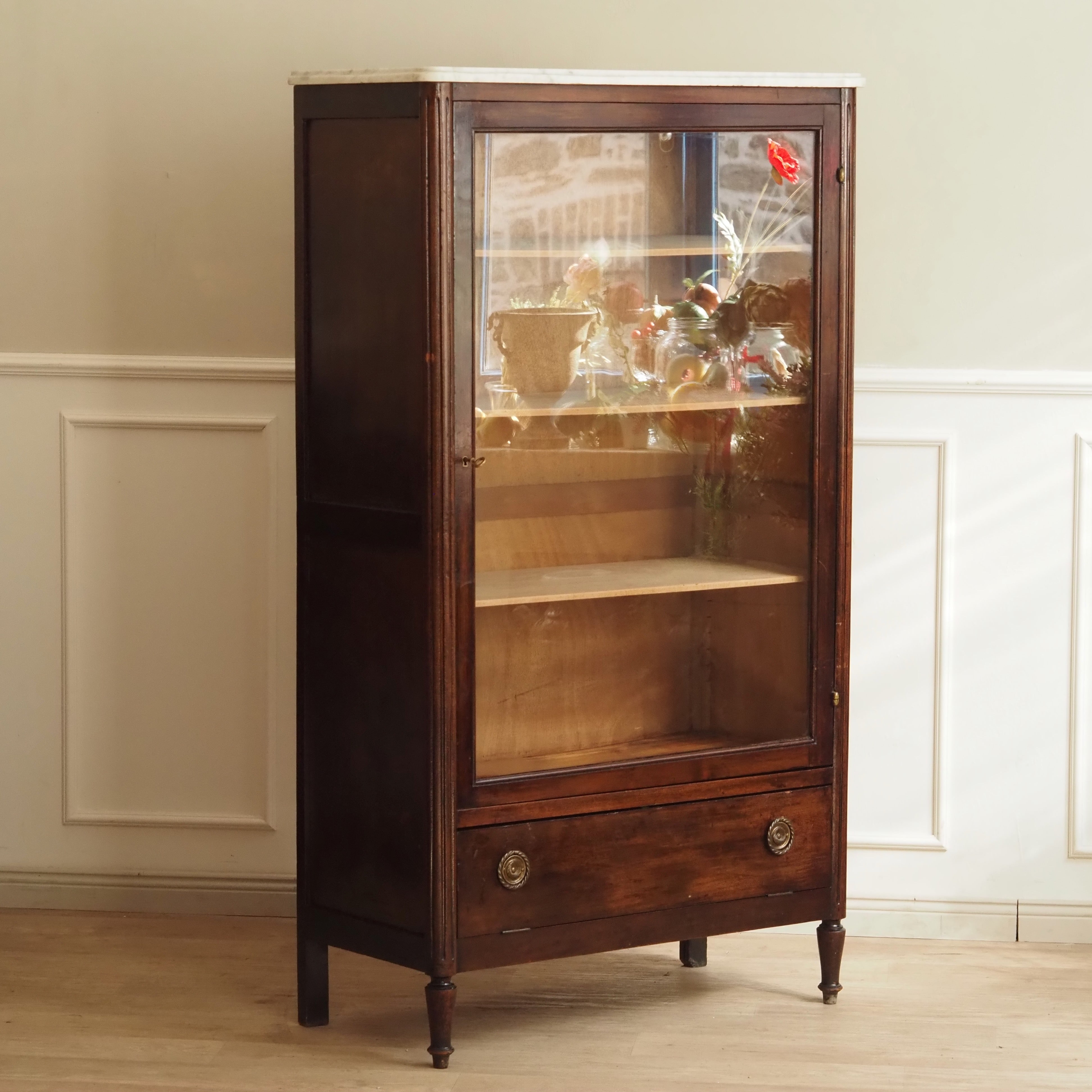 Vitrine Louis-XVI-Stil Marmorplatte um 1900