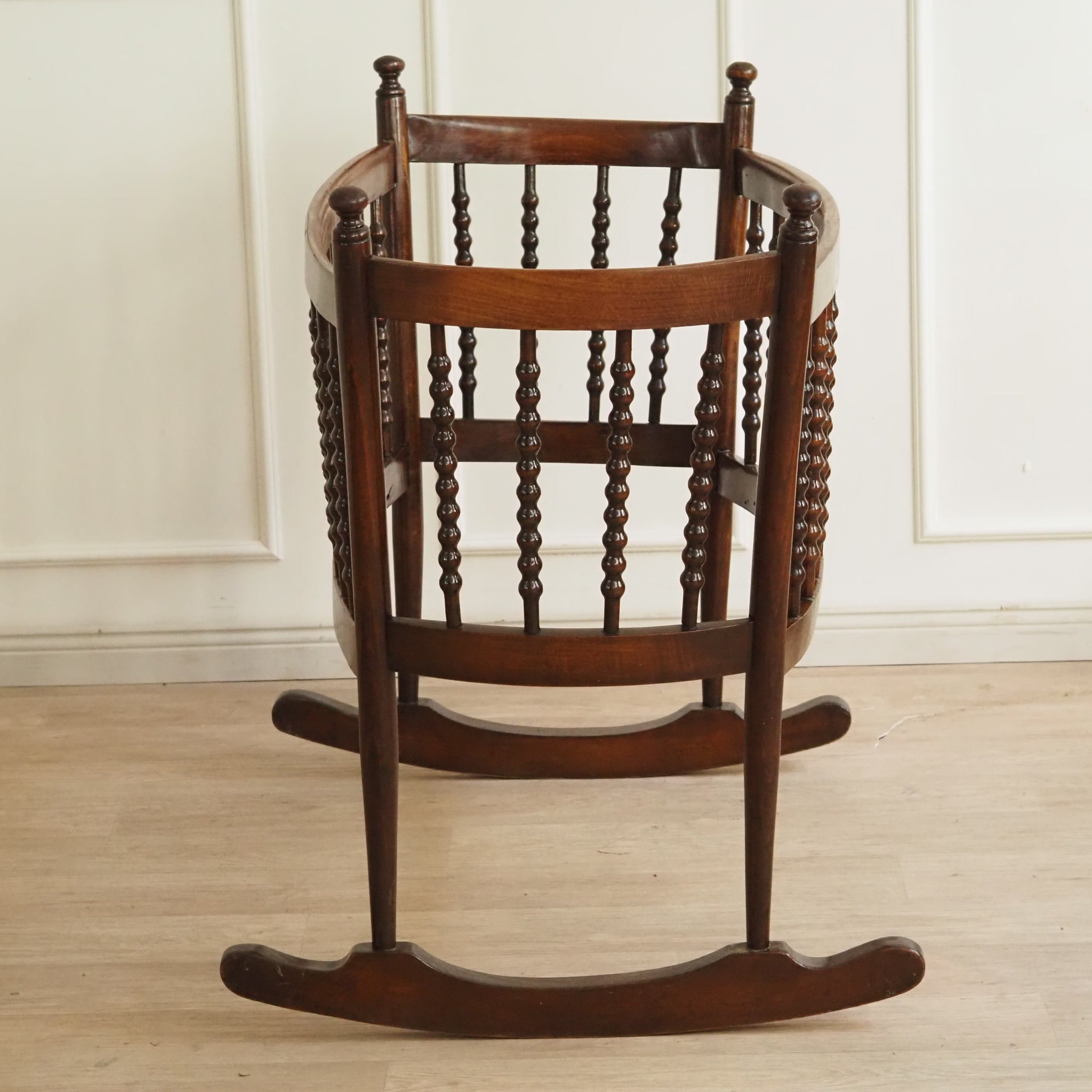 Historische Wiege aus Eichenholz mit gedrechselten Sprossen - Babybett