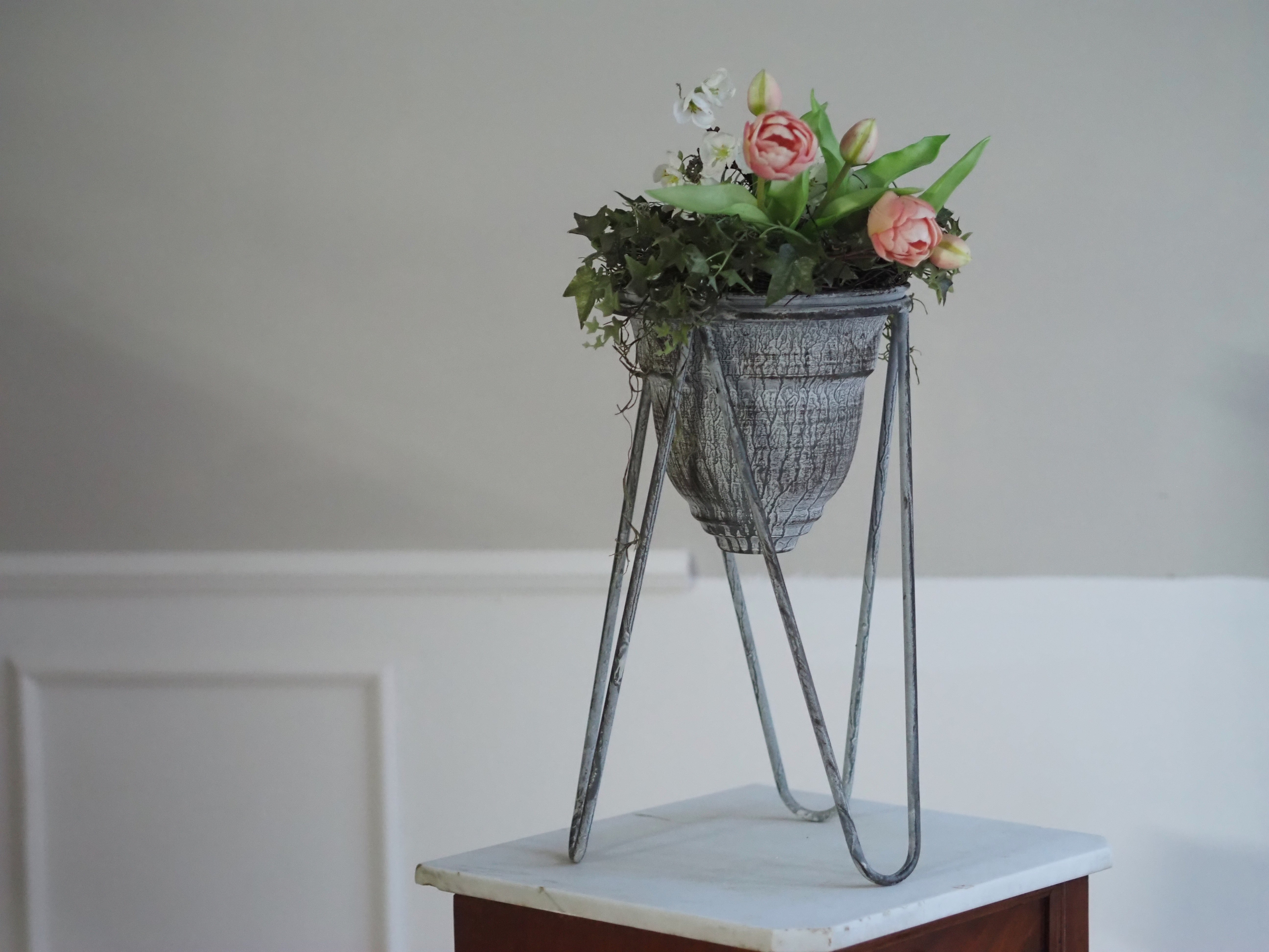 Blumentopf auf Standfuß · Vintage-Optik Grau