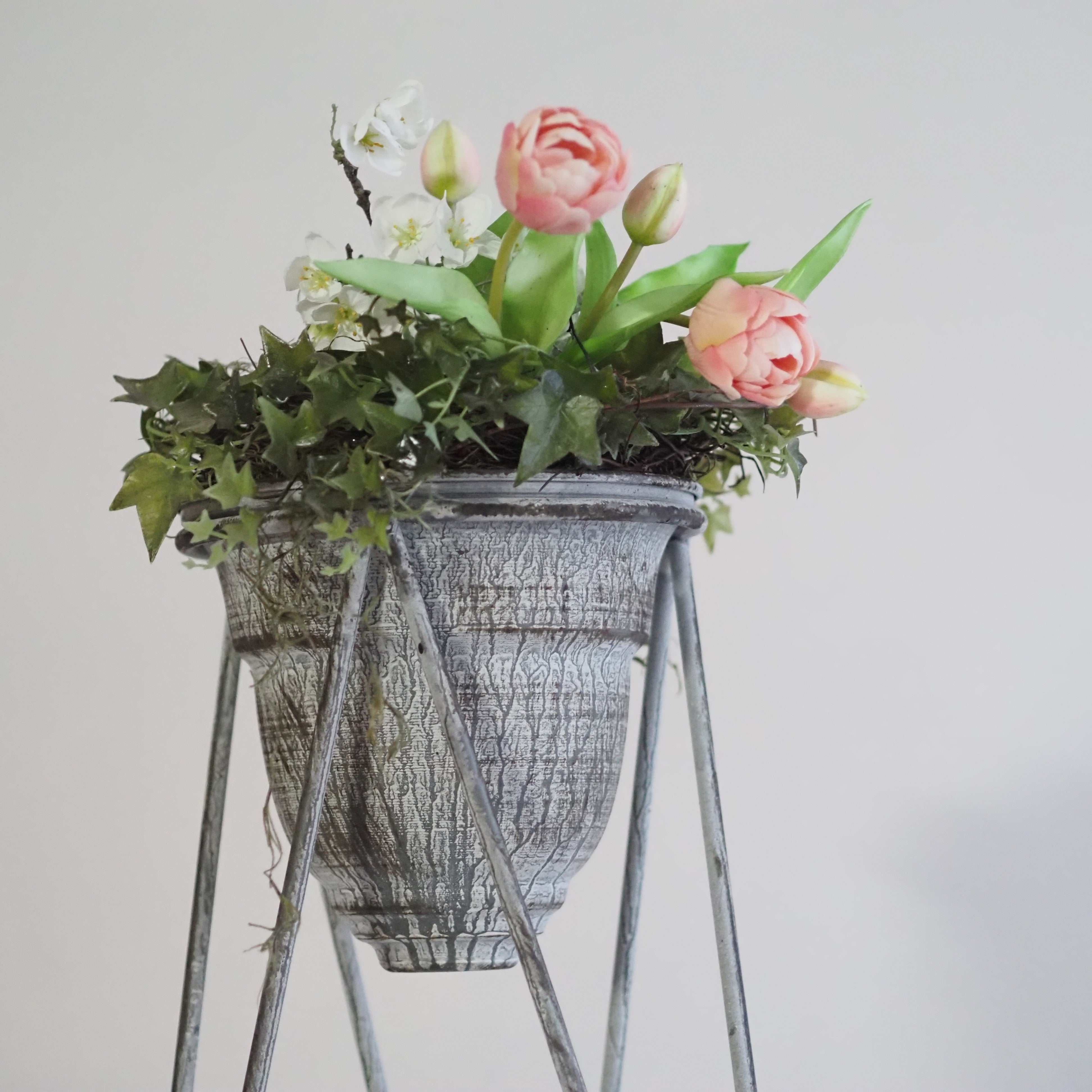 Blumentopf auf Standfuß · Vintage-Optik Grau