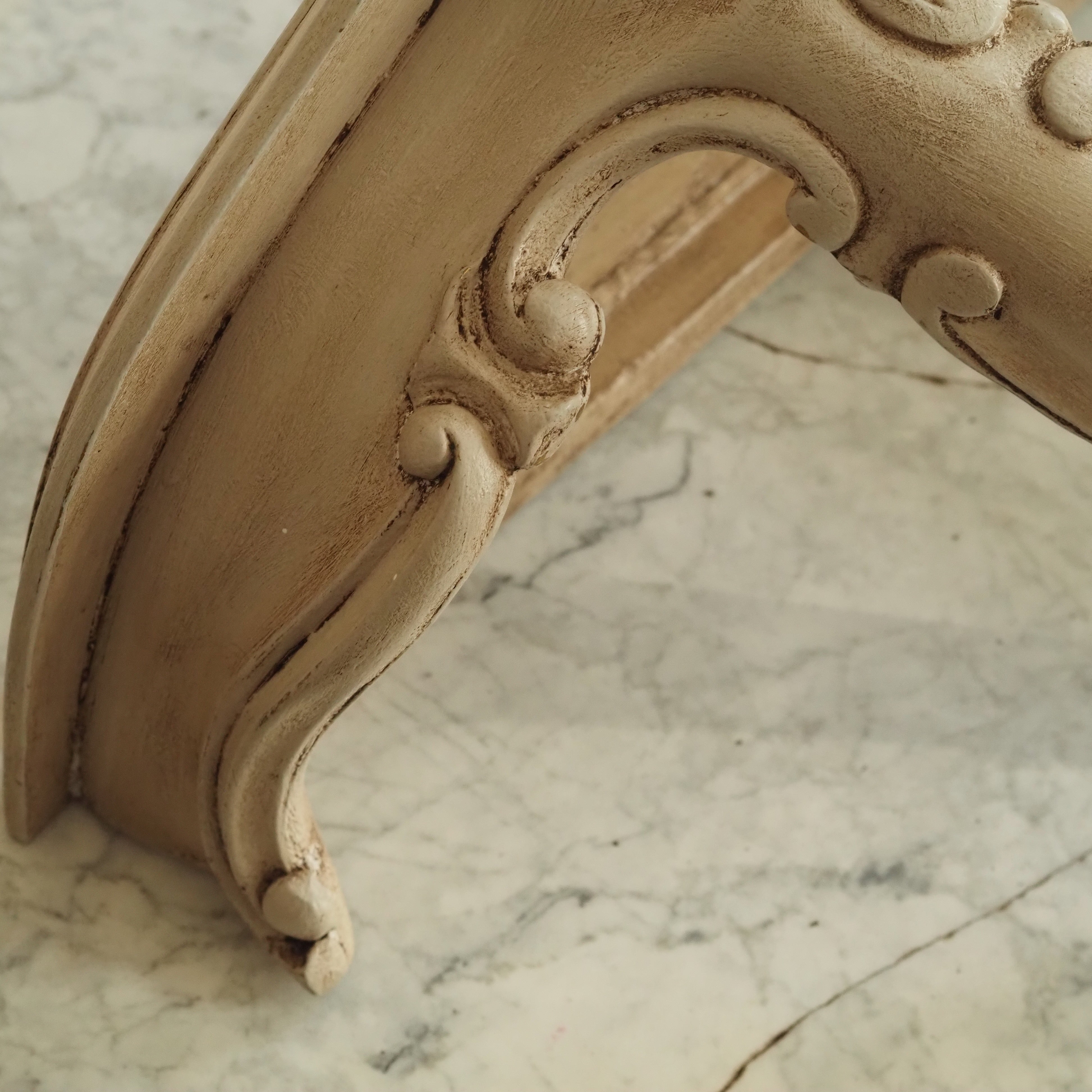 Wandkonsole · Château Stil · patinierte Oberfläche
