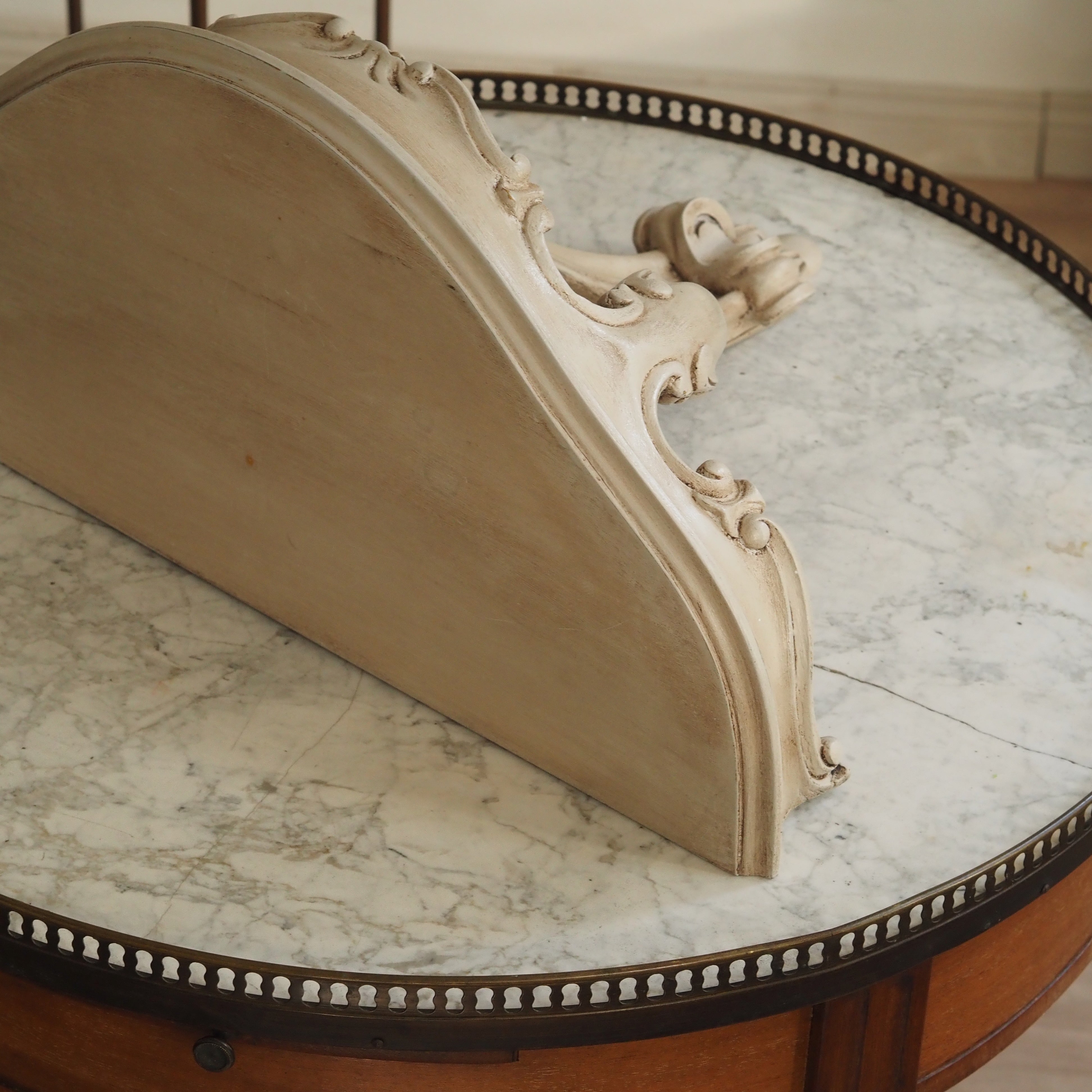 Wandkonsole · Château Stil · patinierte Oberfläche