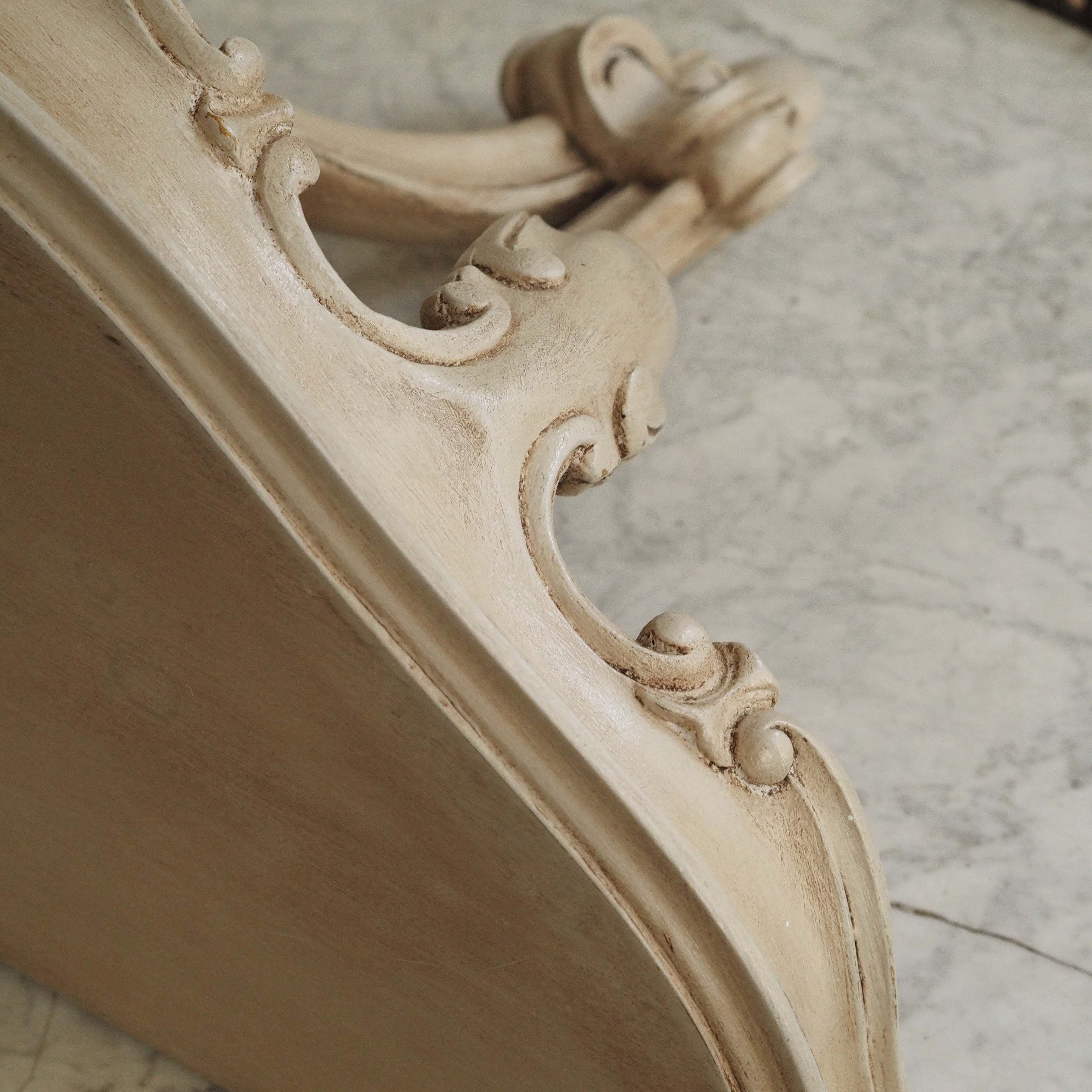 Wandkonsole · Château Stil · patinierte Oberfläche