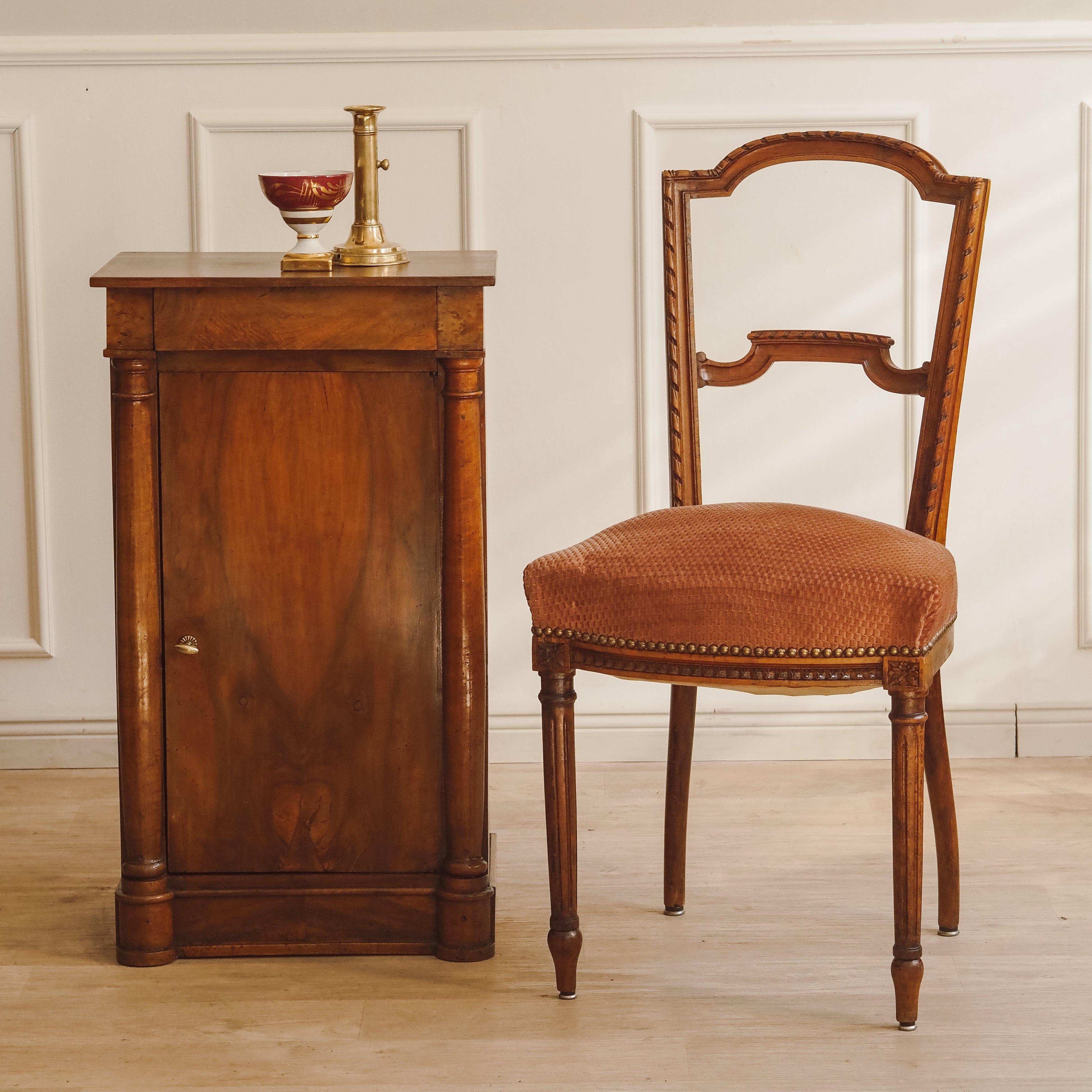Louis XVI Stuhl um 1880 – antiker Salonstuhl mit Samtbezug