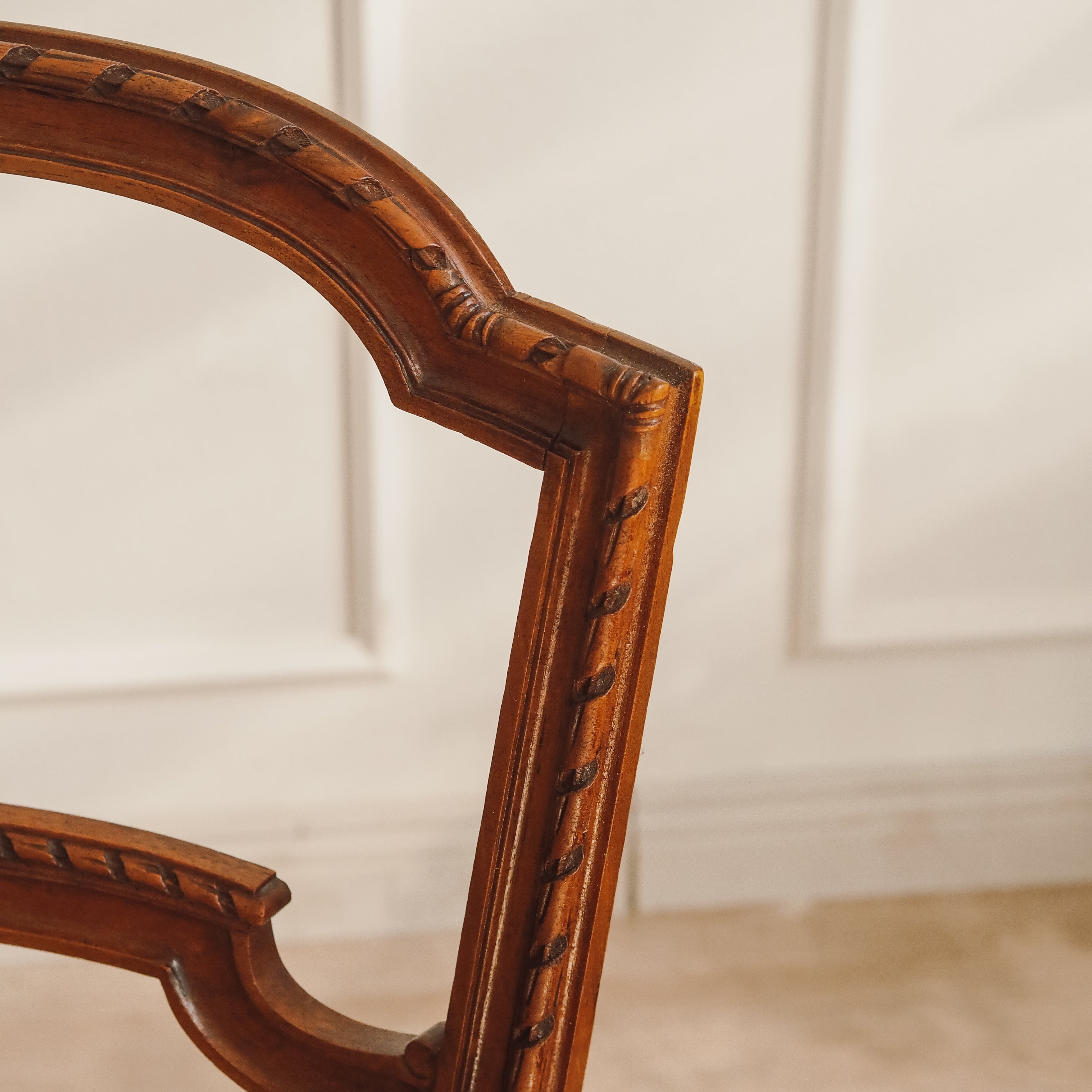 Louis XVI Stuhl um 1880 – antiker Salonstuhl mit Samtbezug
