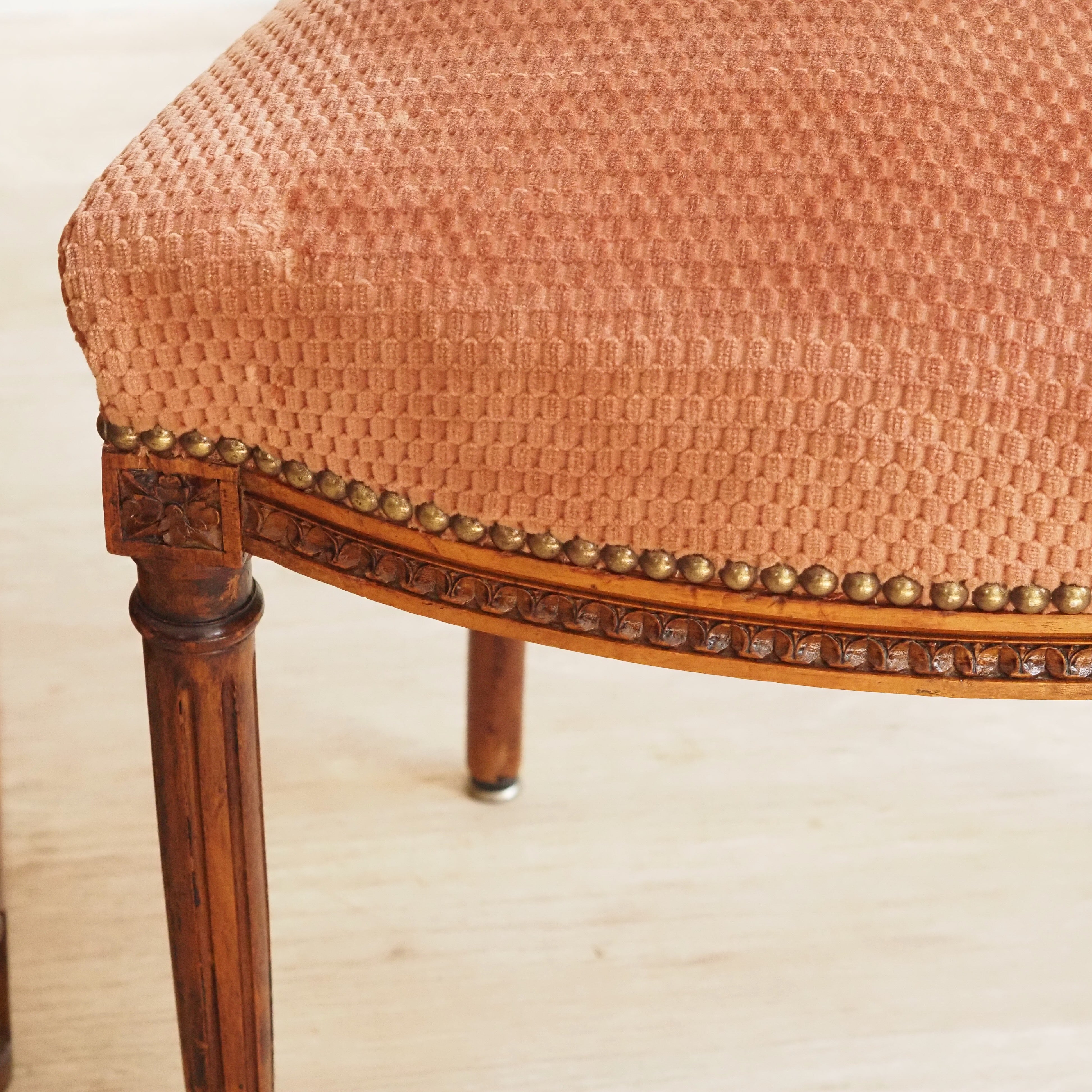 Louis XVI Stuhl um 1880 – antiker Salonstuhl mit Samtbezug