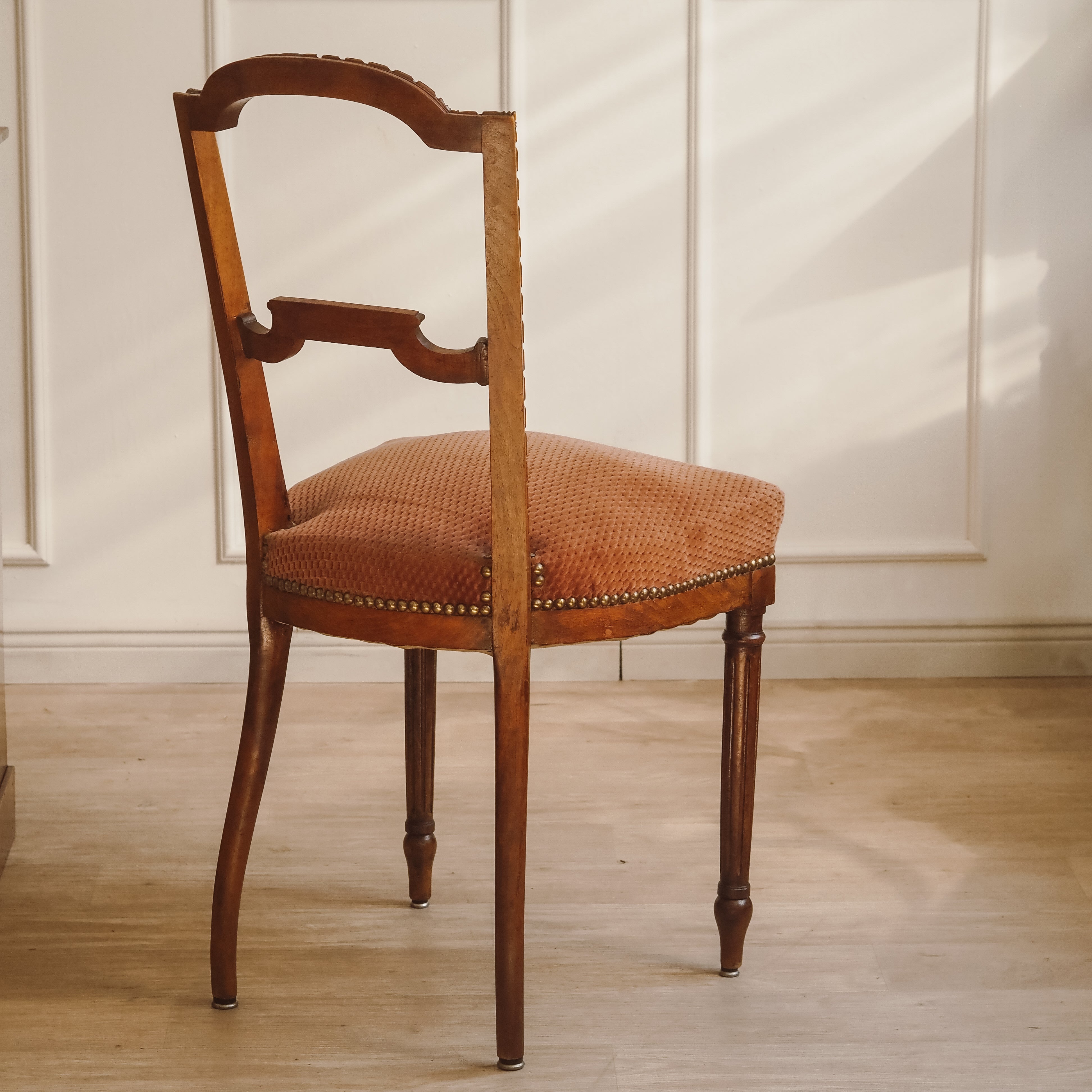 Louis XVI Stuhl um 1880 – antiker Salonstuhl mit Samtbezug