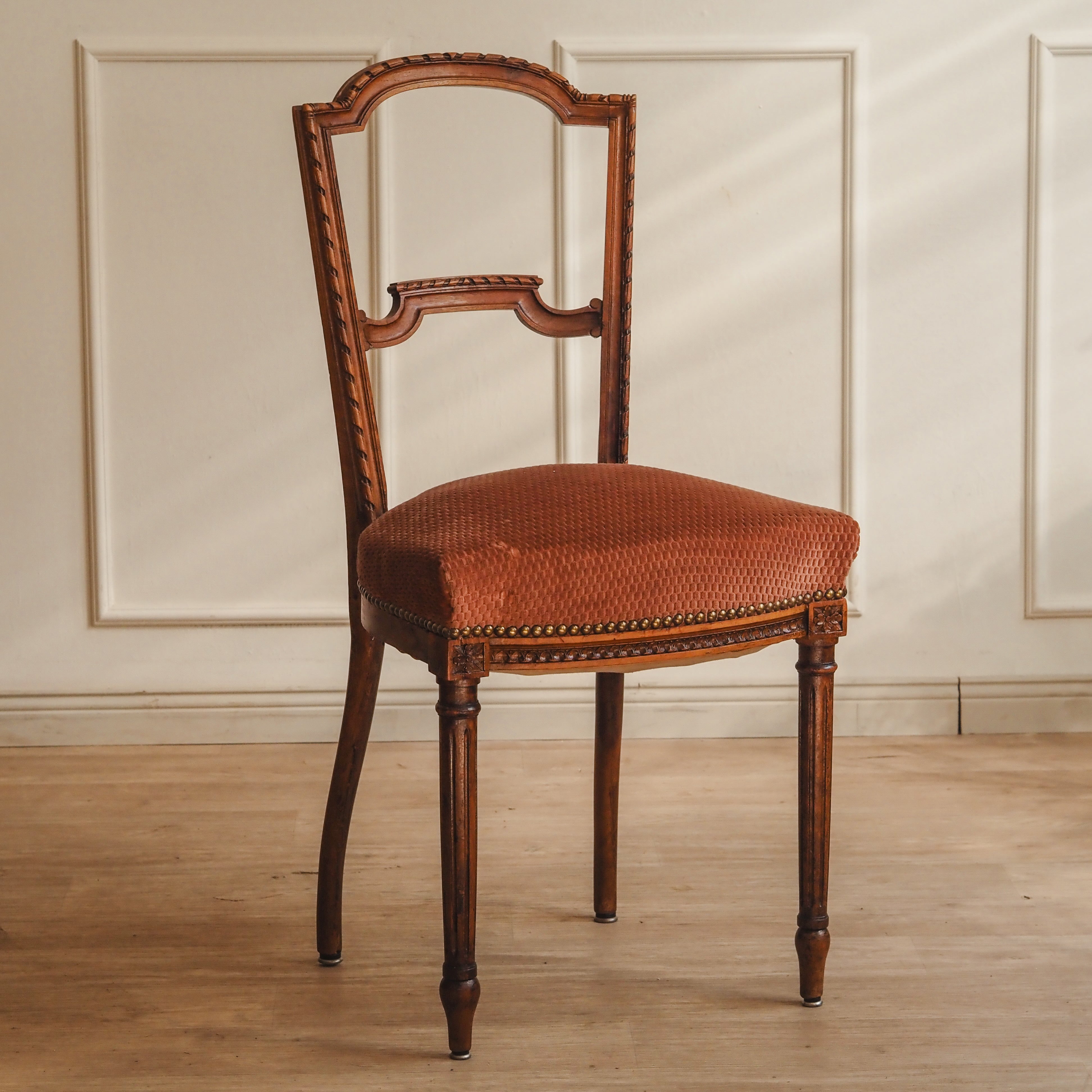 Louis XVI Stuhl um 1880 – antiker Salonstuhl mit Samtbezug