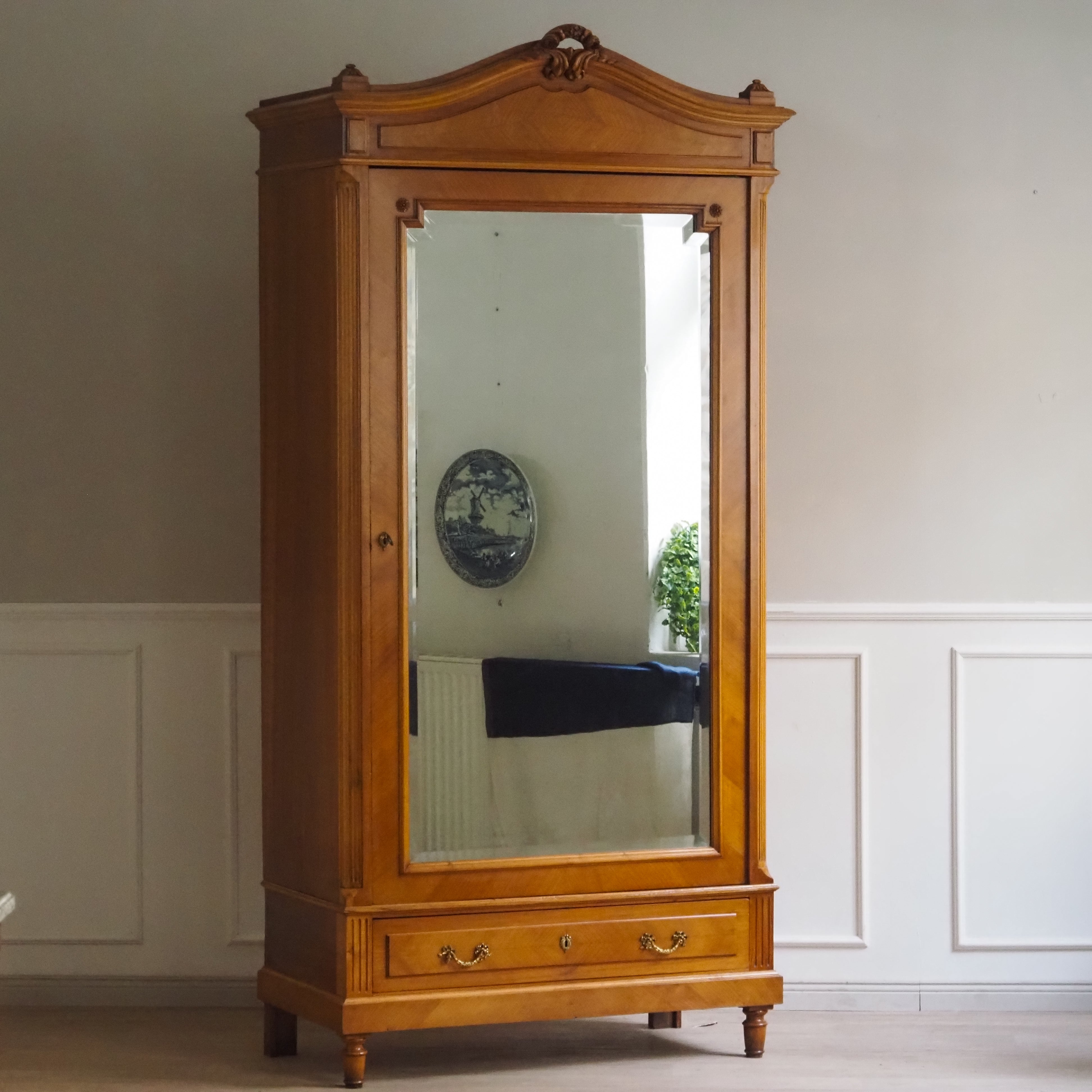 Antiker französischer Kleiderschrank mit Spiegeltür und Schublade · um 1900, Nussbaum