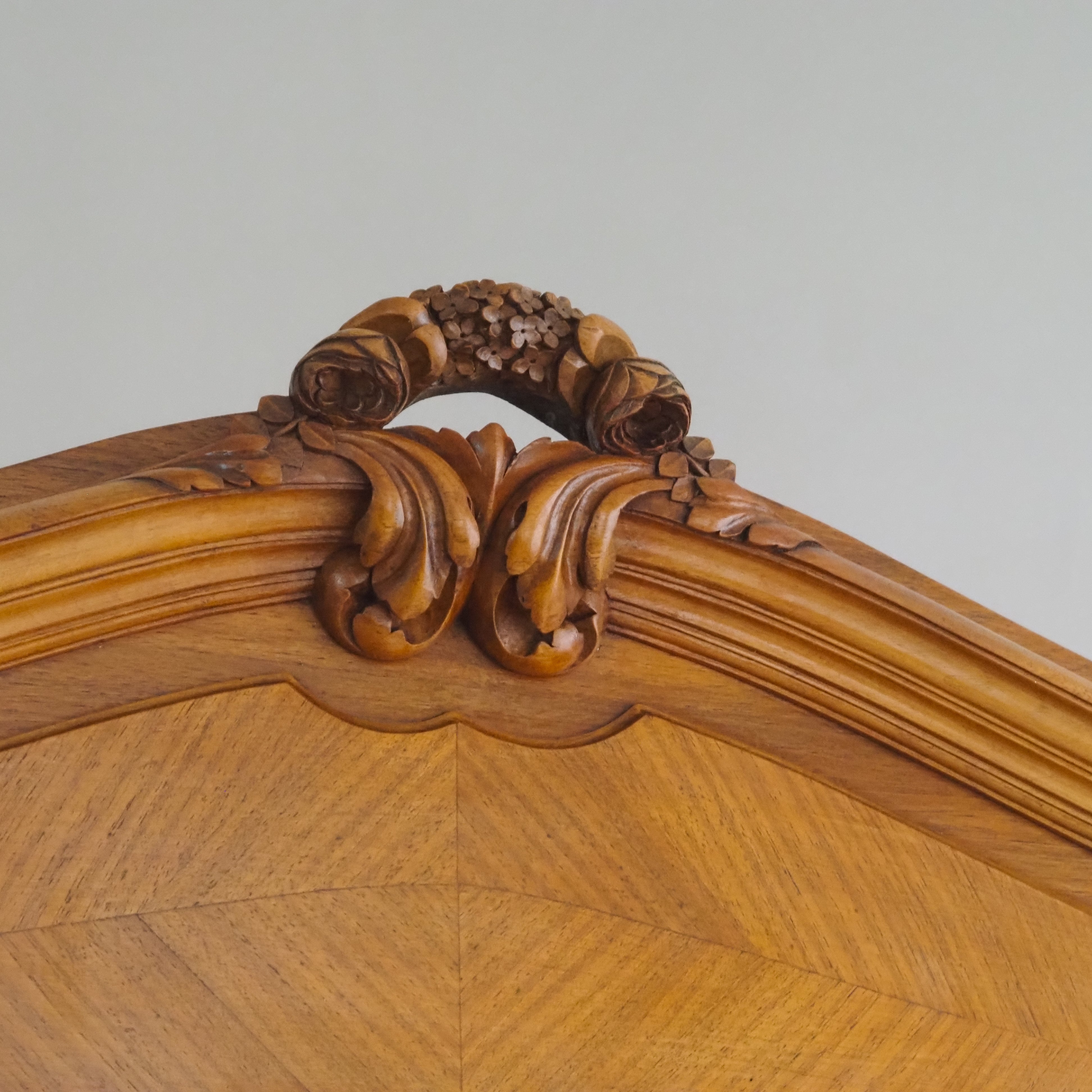 Antiker französischer Kleiderschrank mit Spiegeltür und Schublade · um 1900, Nussbaum