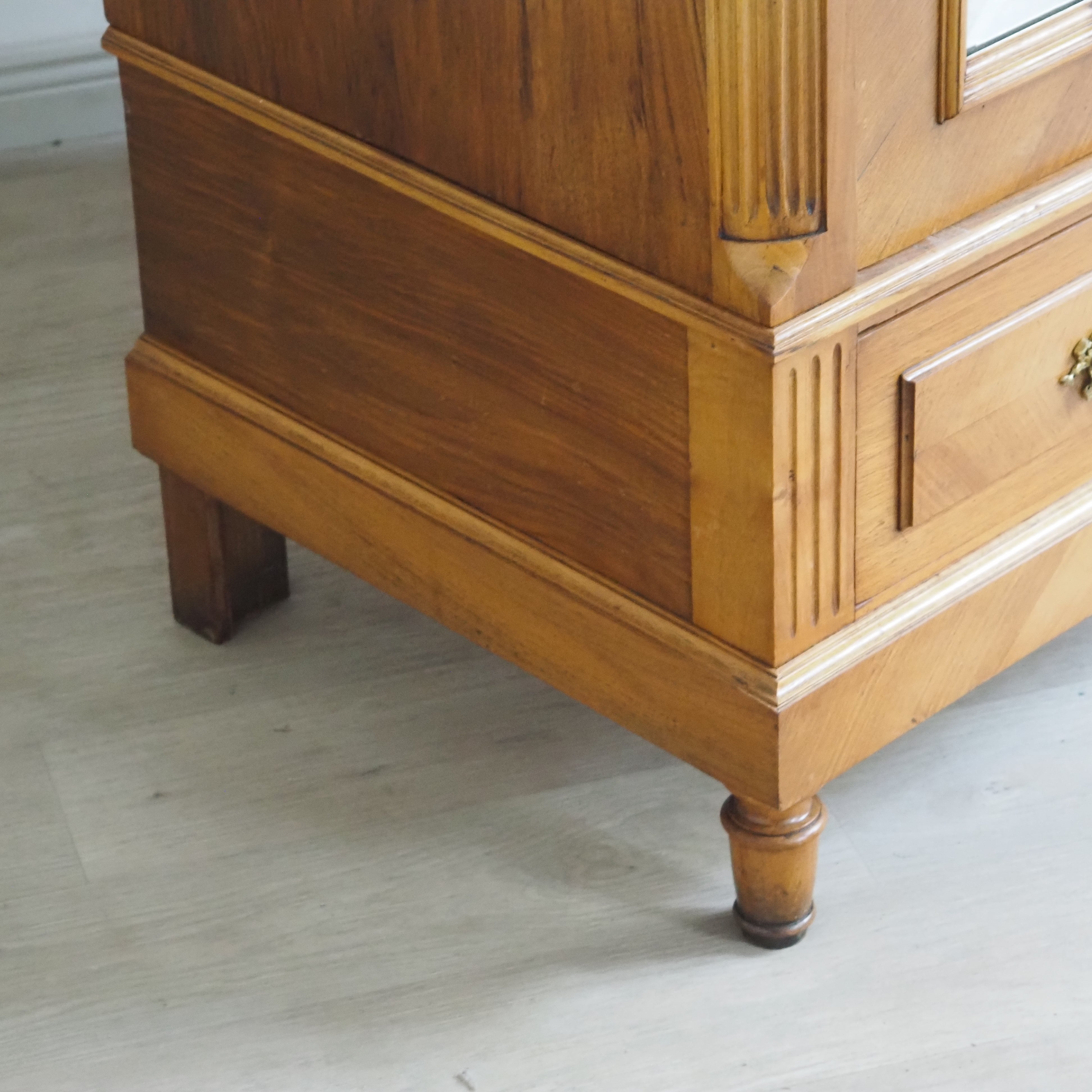 Antiker französischer Kleiderschrank mit Spiegeltür und Schublade · um 1900, Nussbaum