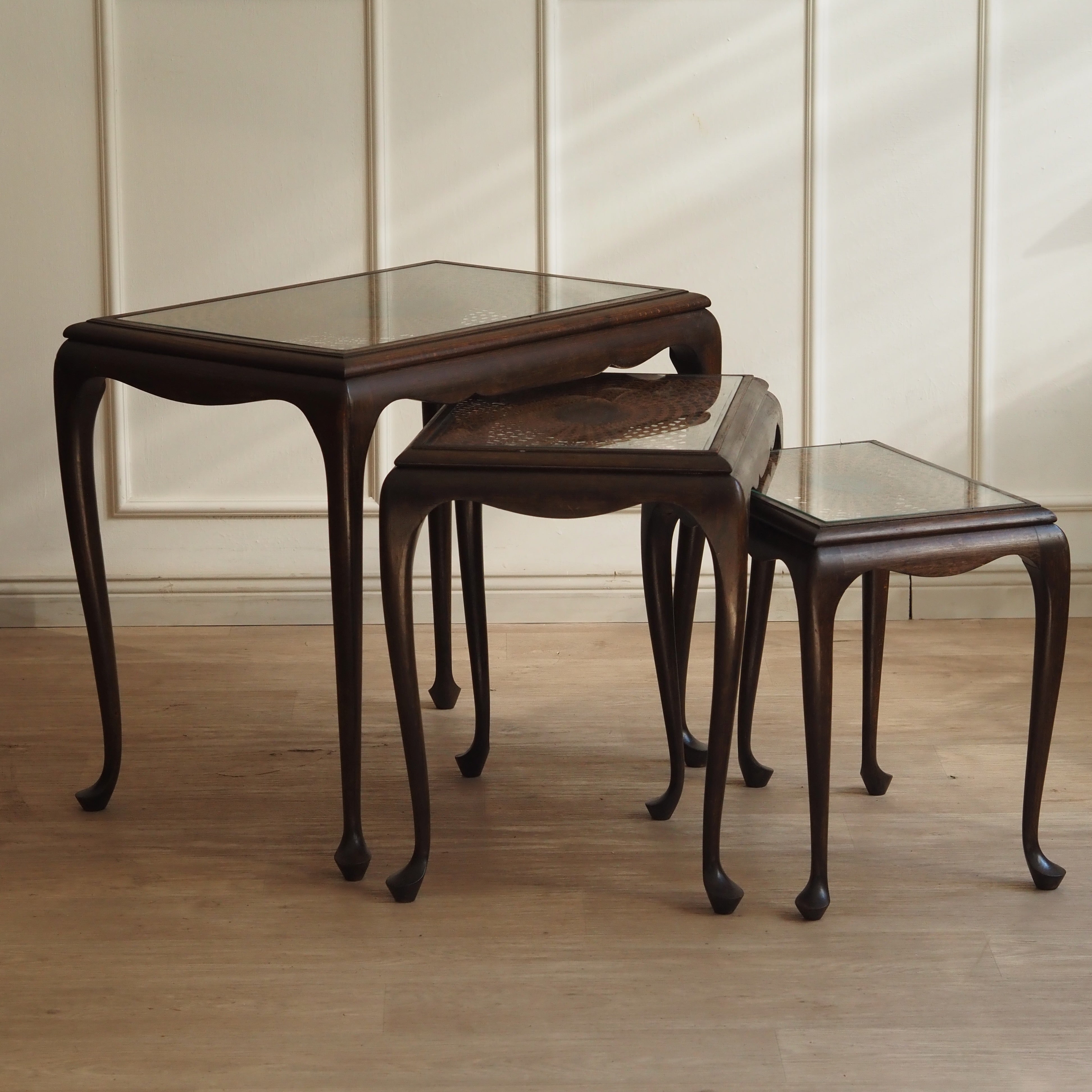 Satztisch 3er Set im Chippendale-Stil mit Wiener Geflecht und Glasplatte, um 1930