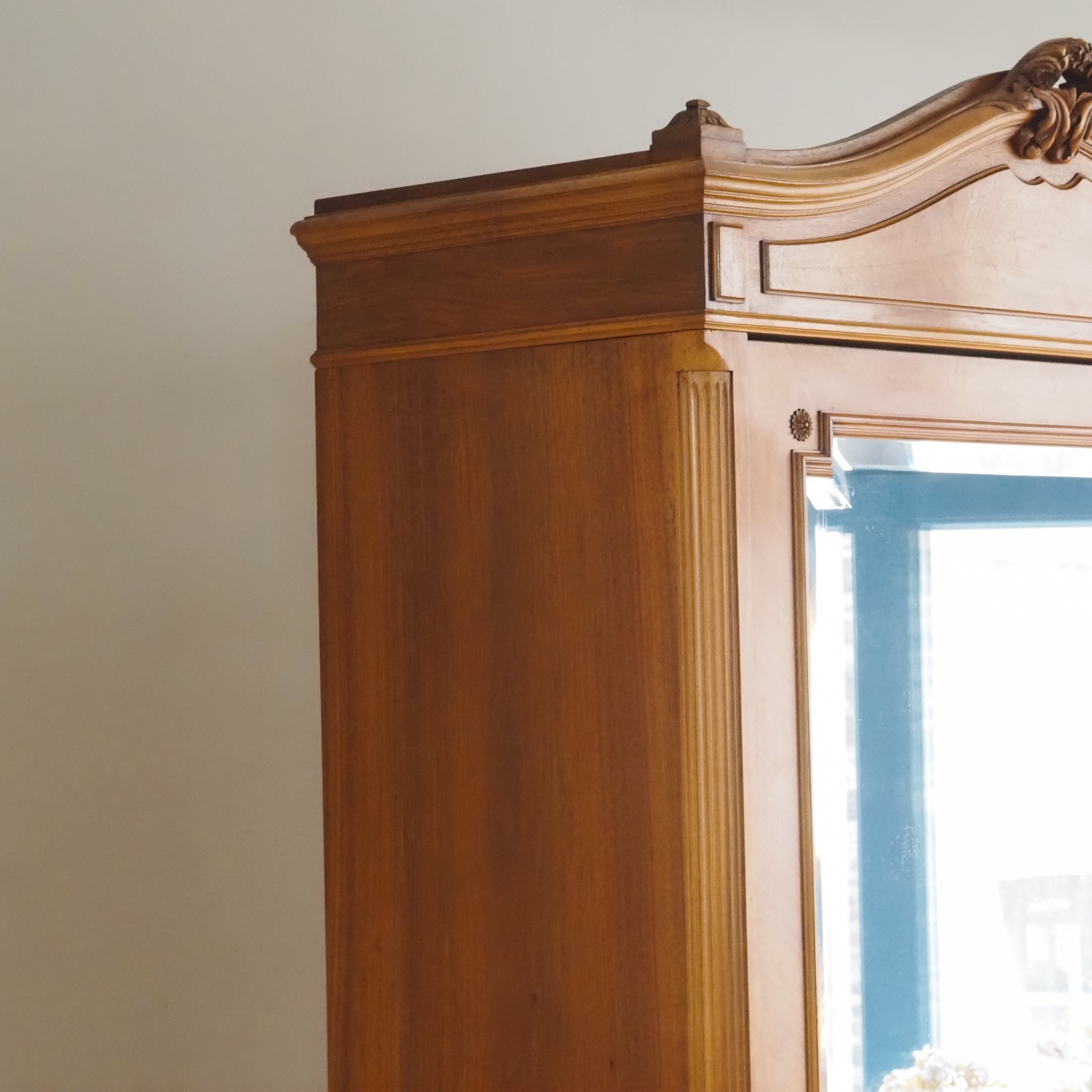 Antiker französischer Kleiderschrank mit Spiegeltür und Schublade · um 1900, Nussbaum