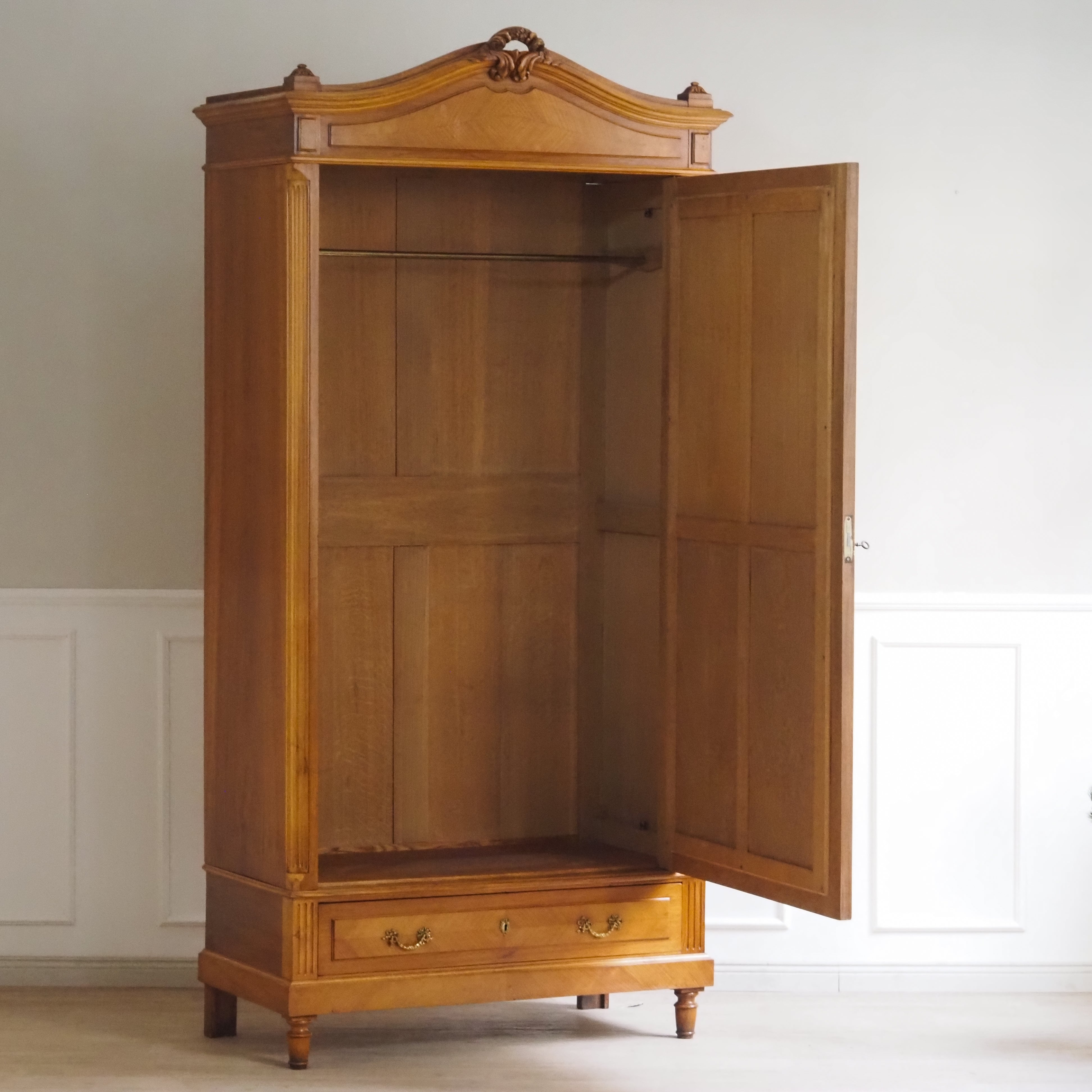 Antiker französischer Kleiderschrank mit Spiegeltür und Schublade · um 1900, Nussbaum