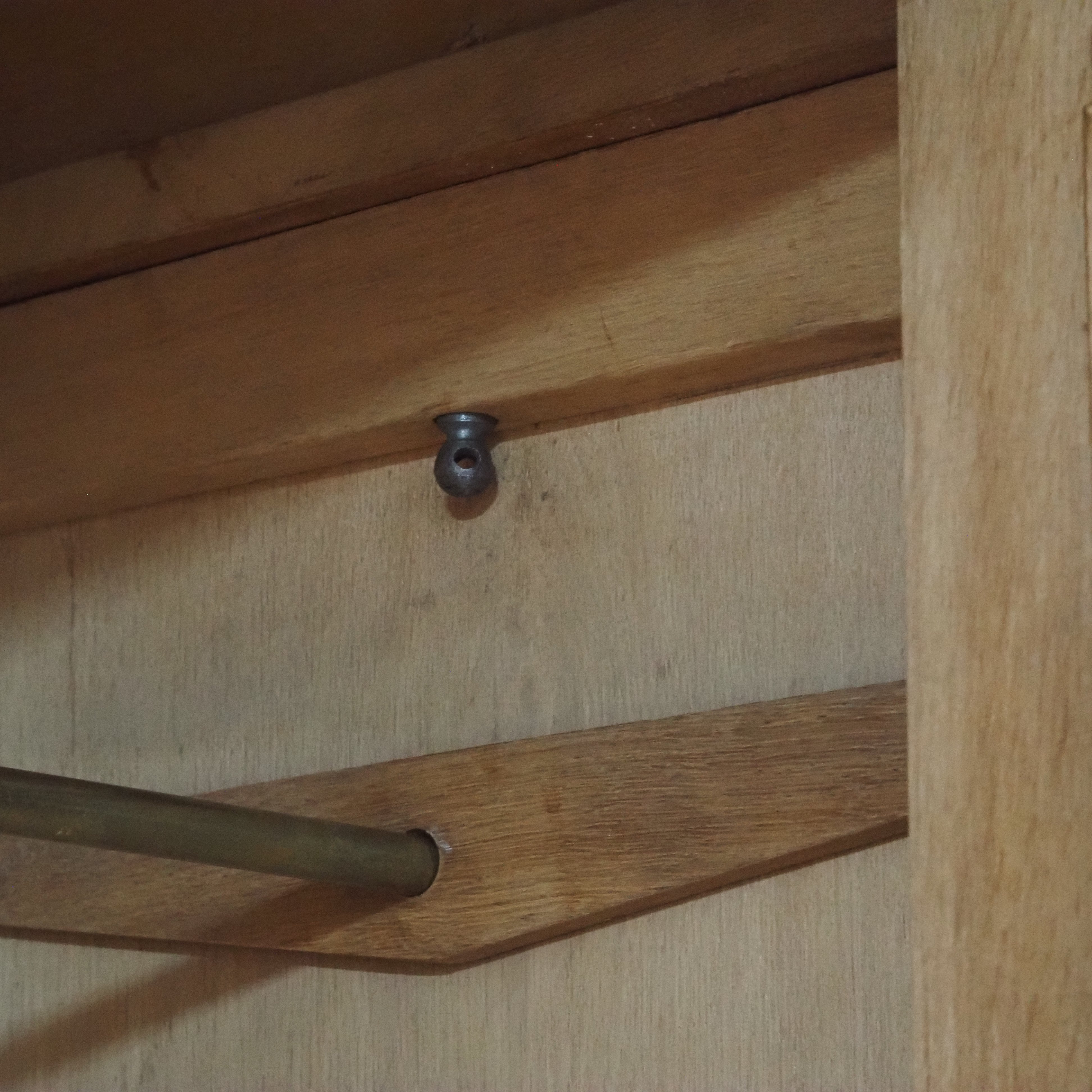 Antiker französischer Kleiderschrank mit Spiegeltür und Schublade · um 1900, Nussbaum