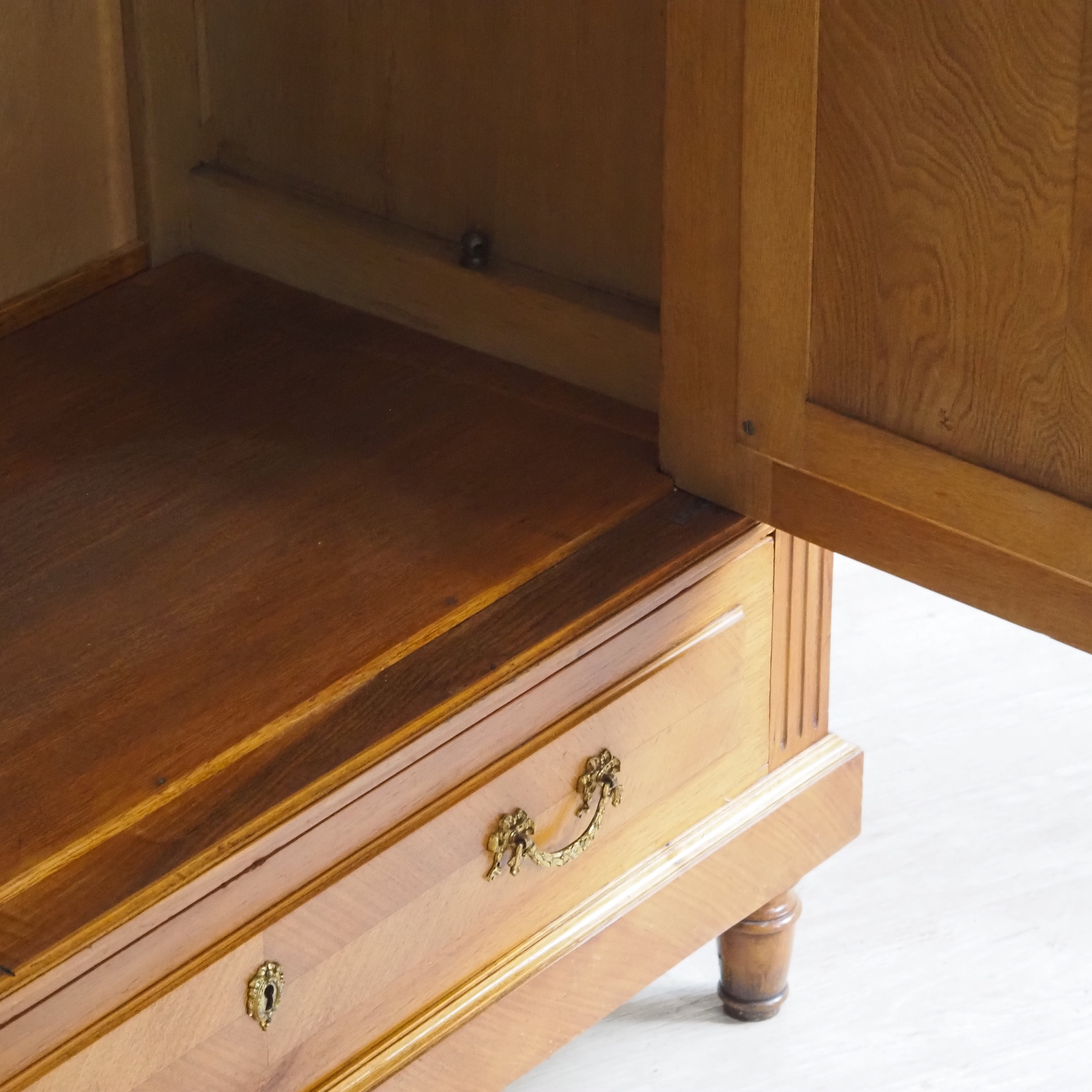 Antiker französischer Kleiderschrank mit Spiegeltür und Schublade · um 1900, Nussbaum