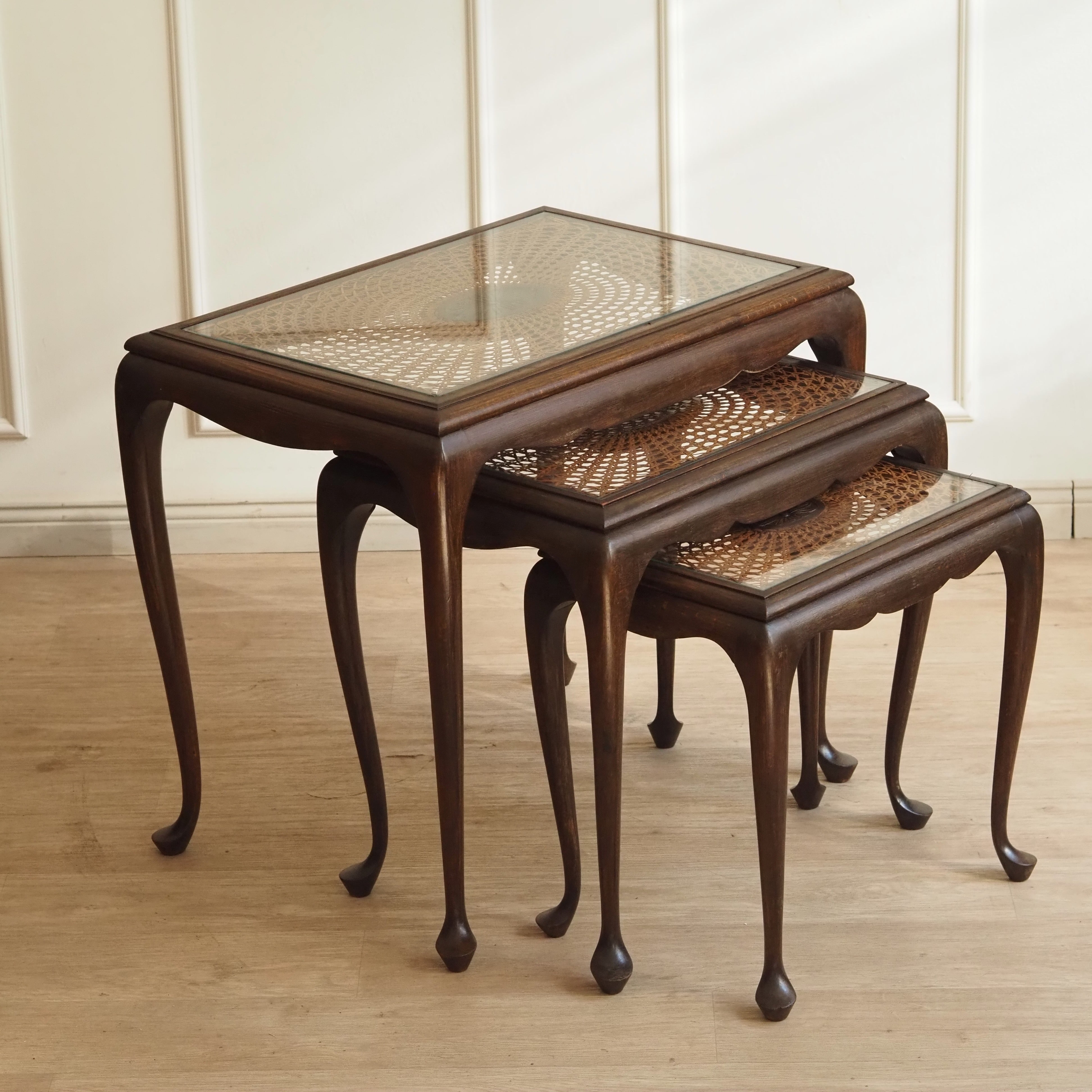 Satztisch 3er Set im Chippendale-Stil mit Wiener Geflecht und Glasplatte, um 1930