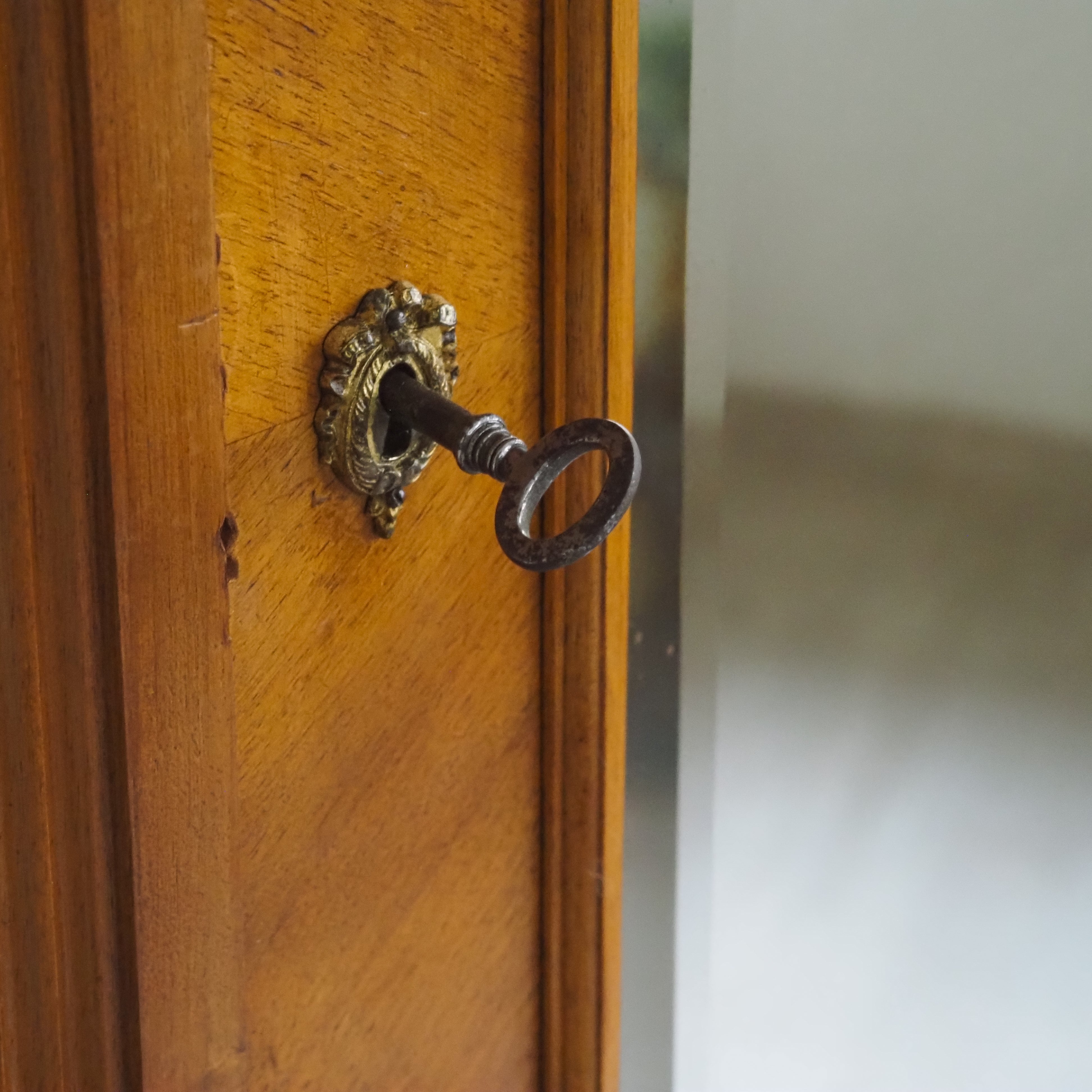 Antiker französischer Kleiderschrank mit Spiegeltür und Schublade · um 1900, Nussbaum