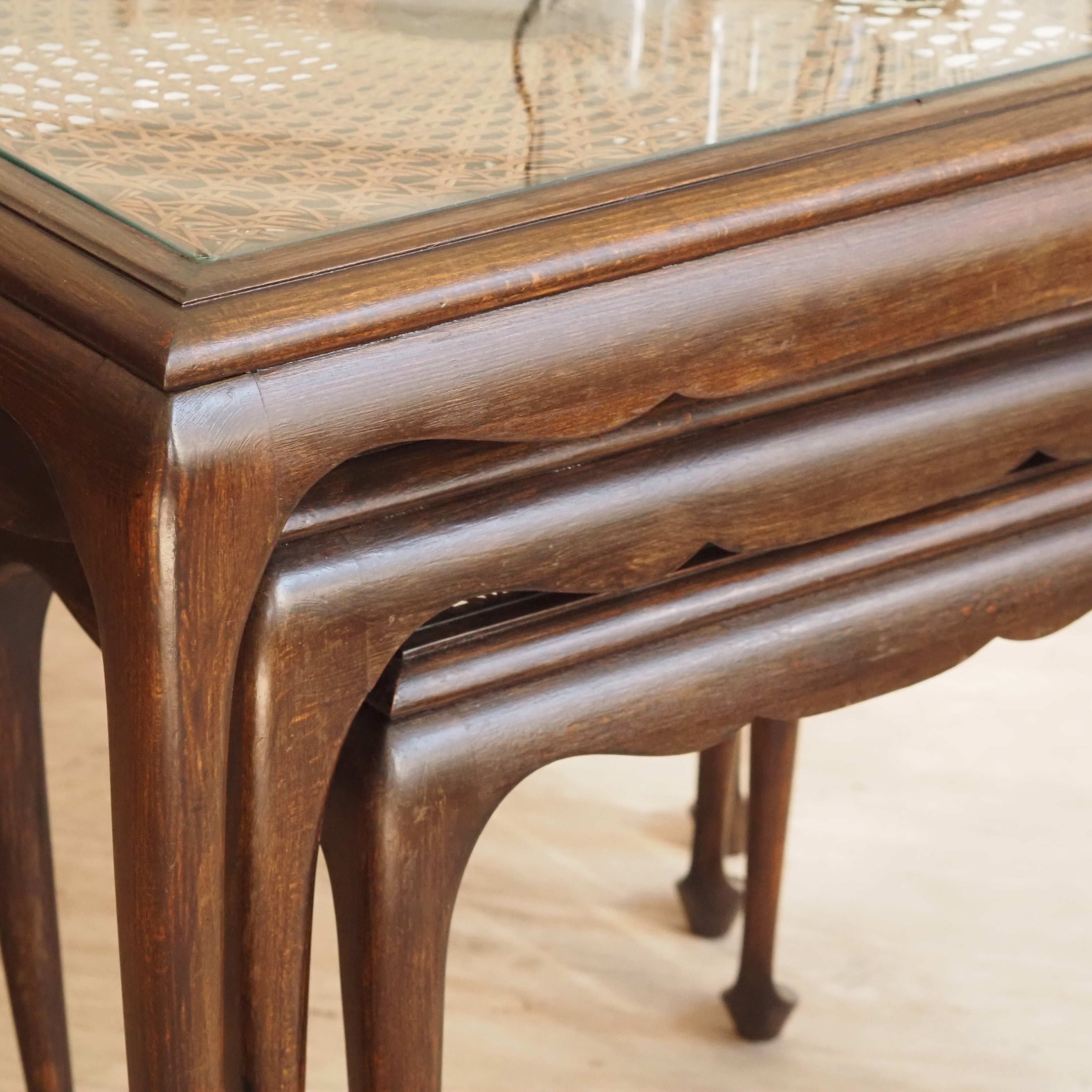 Satztisch 3er Set im Chippendale-Stil mit Wiener Geflecht und Glasplatte, um 1930
