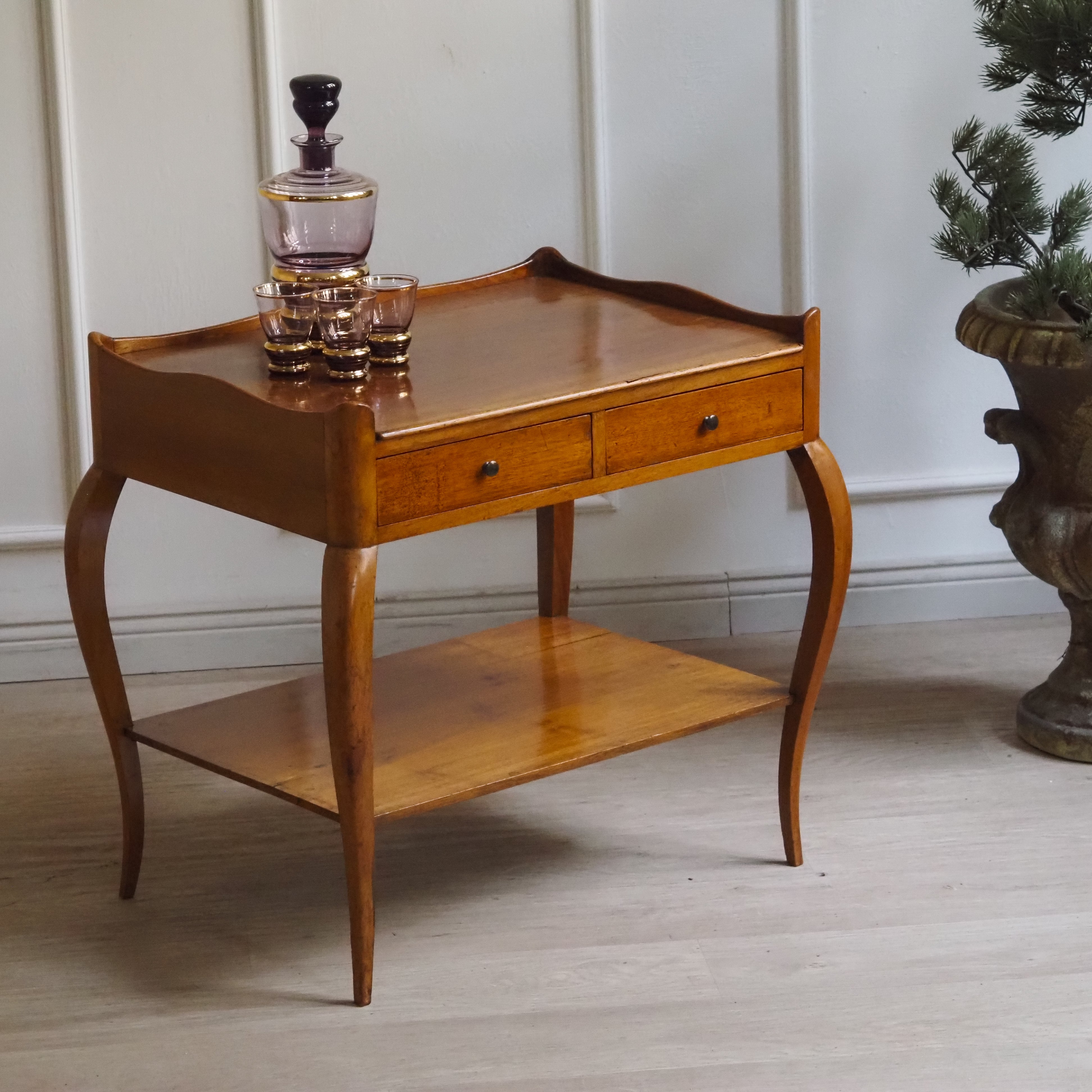 Beistelltisch mit Schubladen und Ablage · frühes 20. Jahrhundert, Nachttisch Vintage