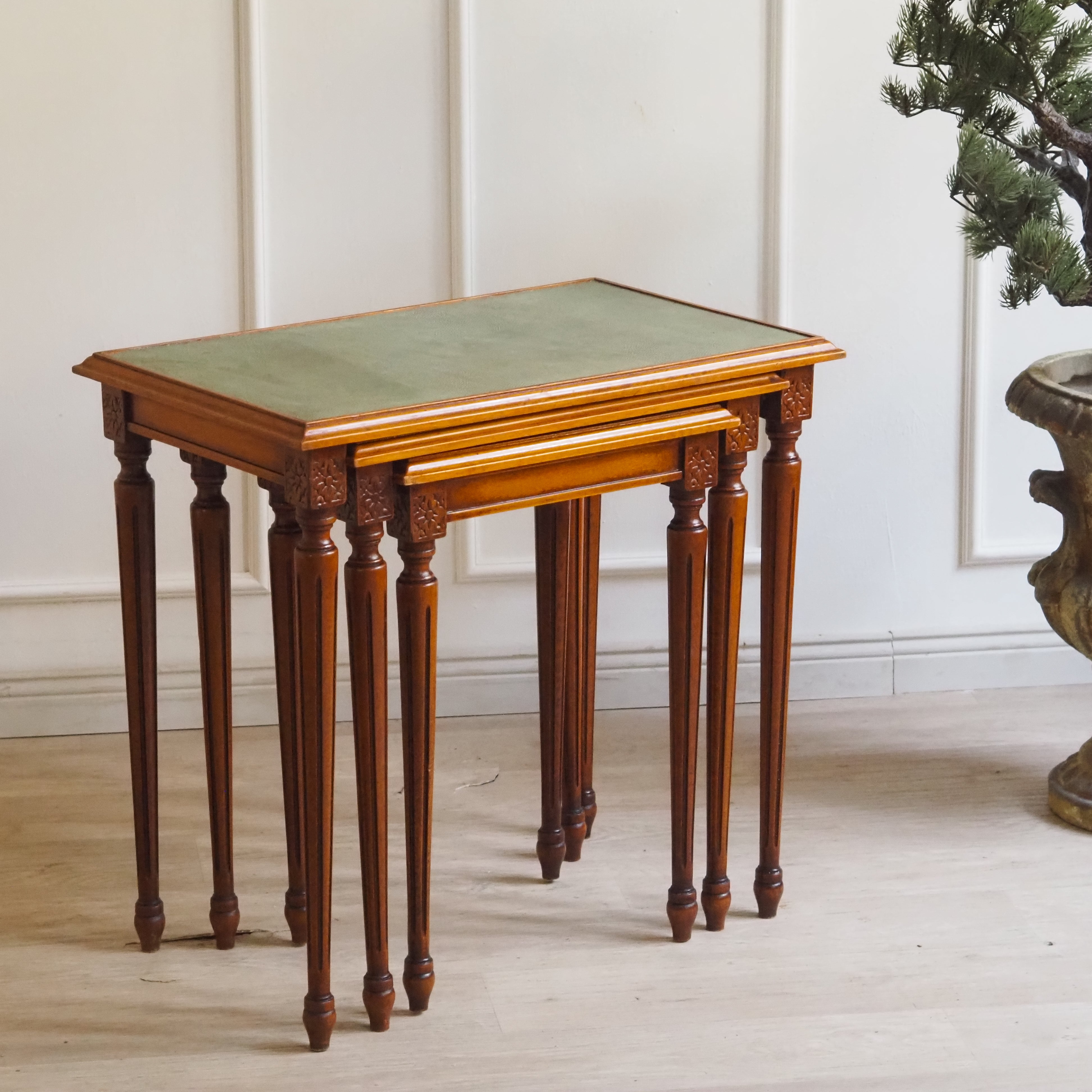 Französische Vintage Satztische mit Lederauflagen · um 1900, Beistelltische
