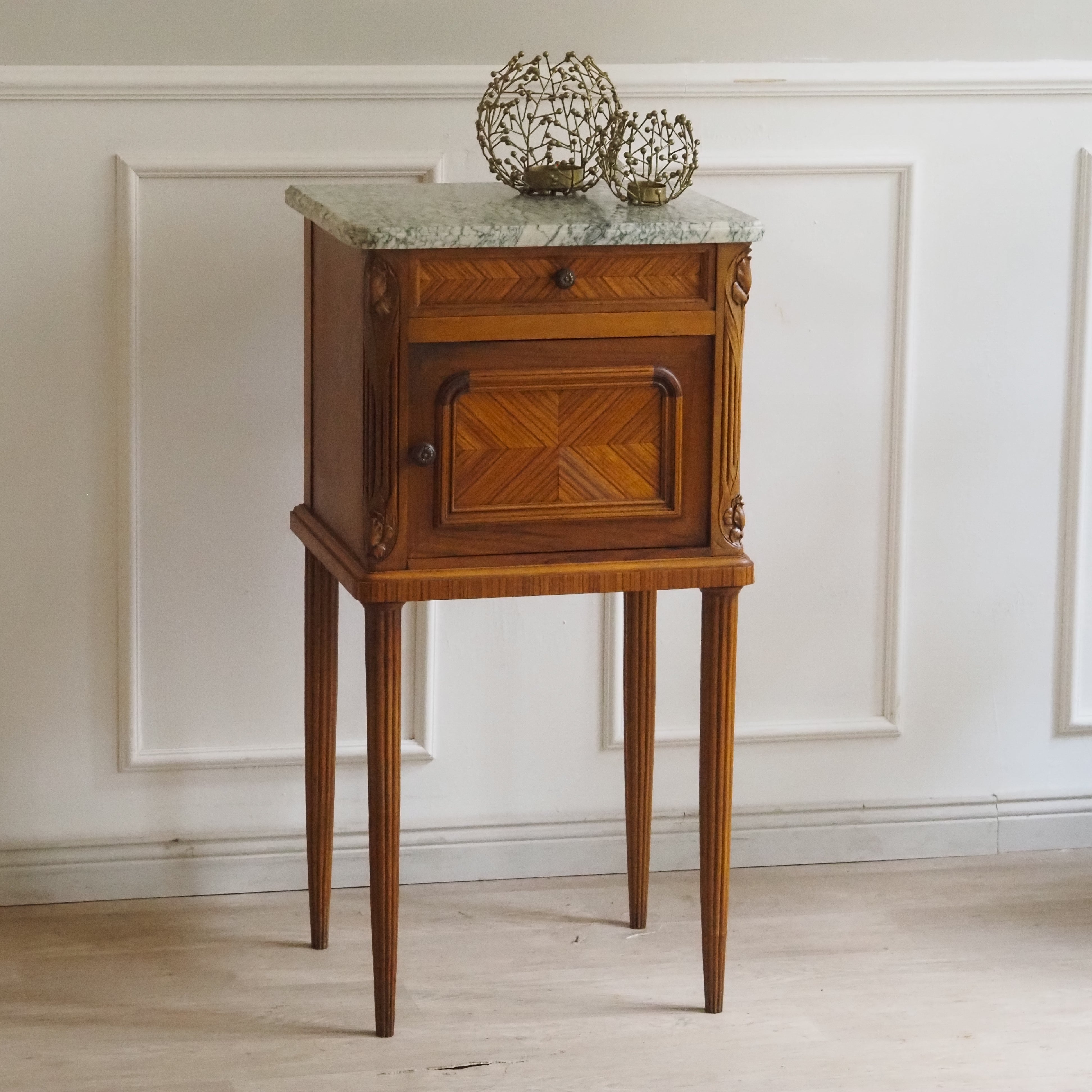 Antiker Nachttisch um 1900 mit Furnierintarsien und Marmor, Französischer Nachtschrank